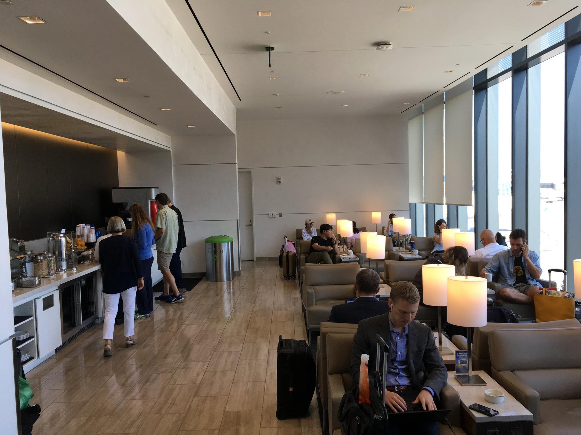 United Airlines United Club image 30 of 43