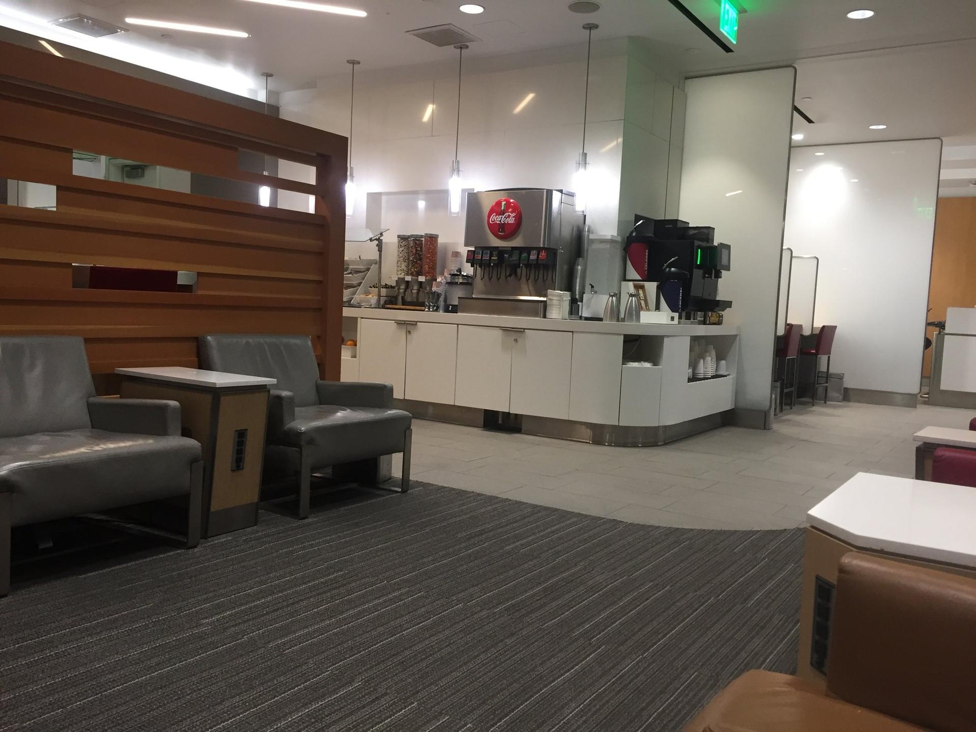 American Airlines Admirals Club image 40 of 43
