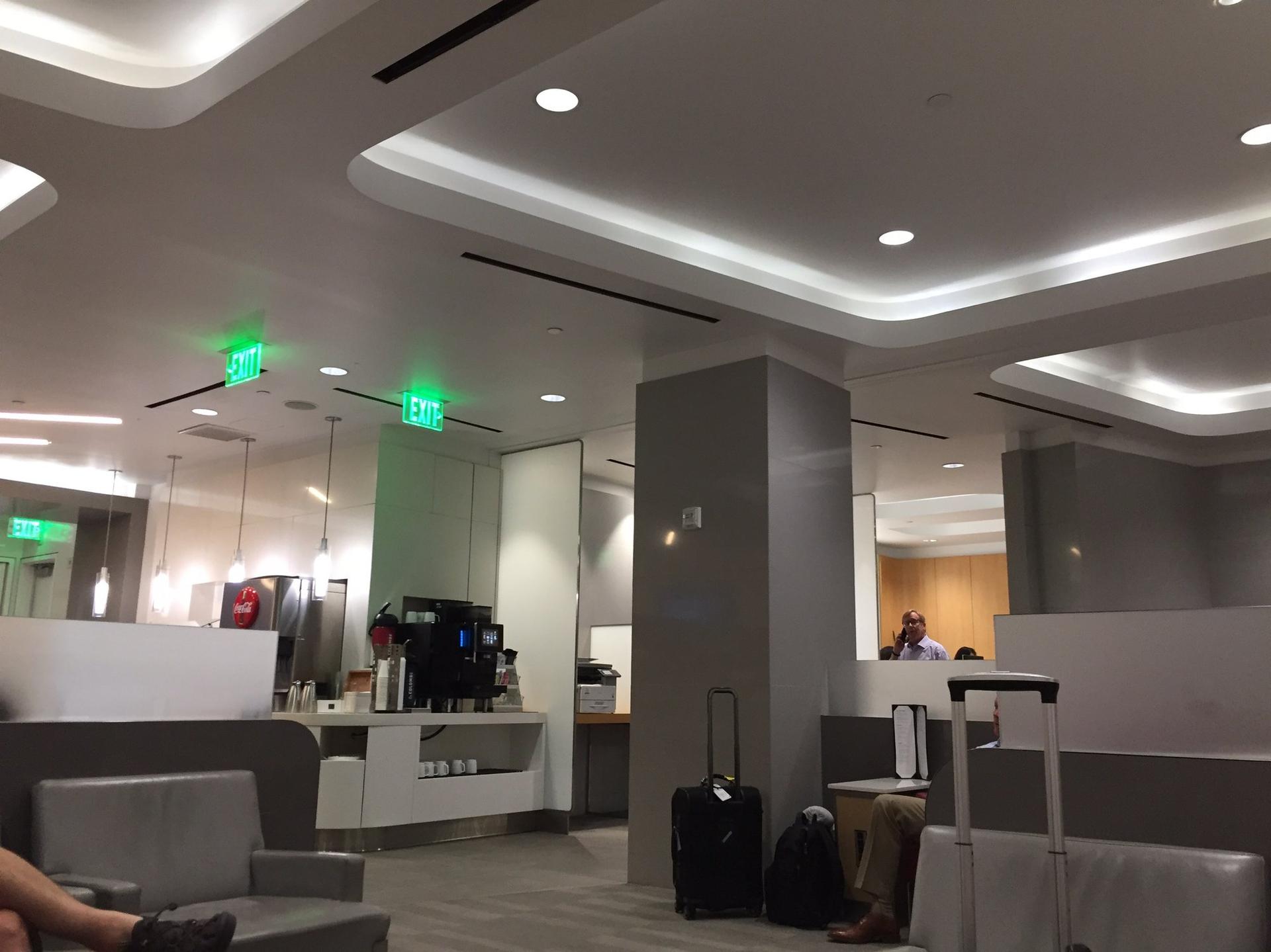 American Airlines Admirals Club image 30 of 43