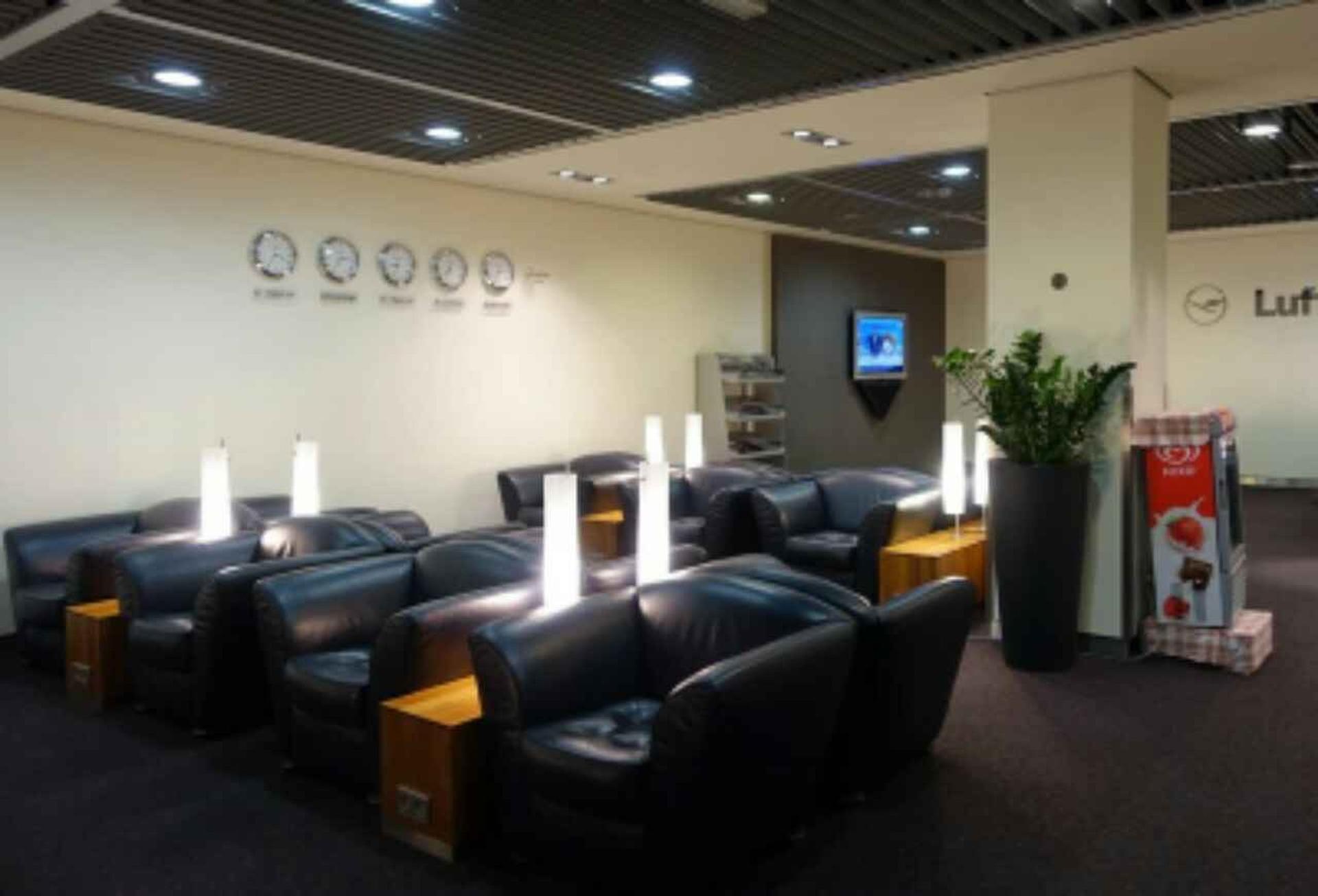 Lufthansa Senator Lounge image 1 of 6