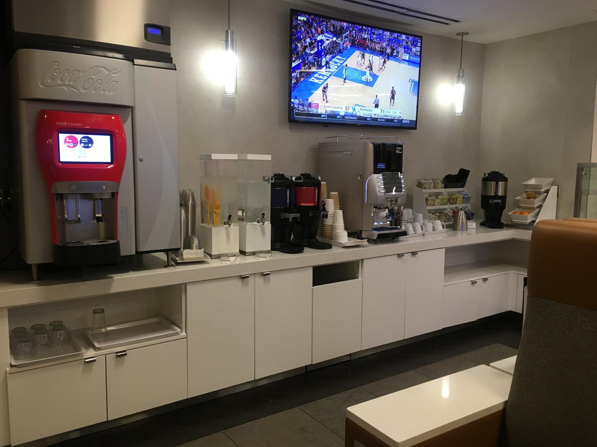 American Airlines Admirals Club (Gate A7) image 8 of 25