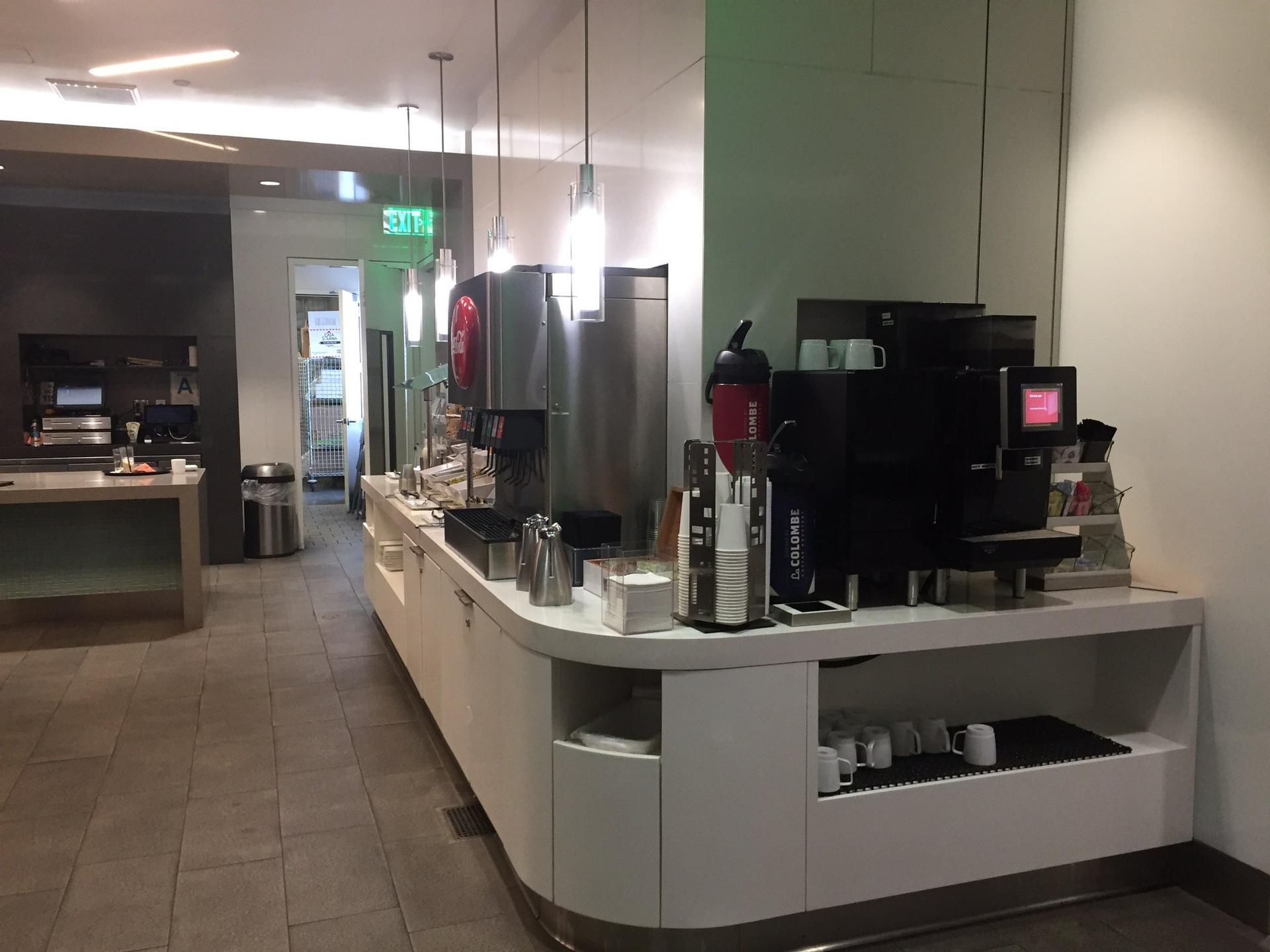 American Airlines Admirals Club image 31 of 43