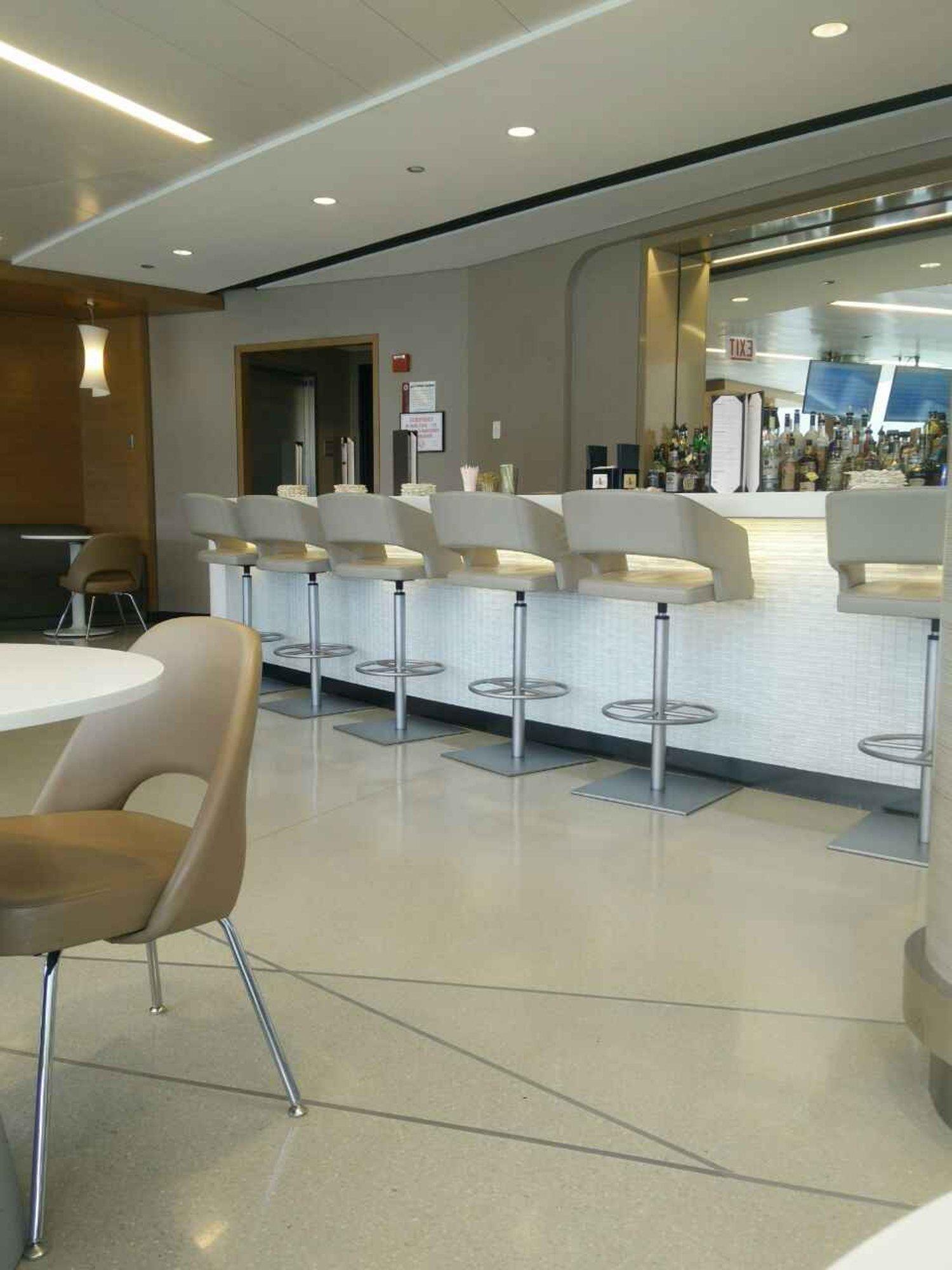 How to get access to American Airlines' Admirals Club lounges