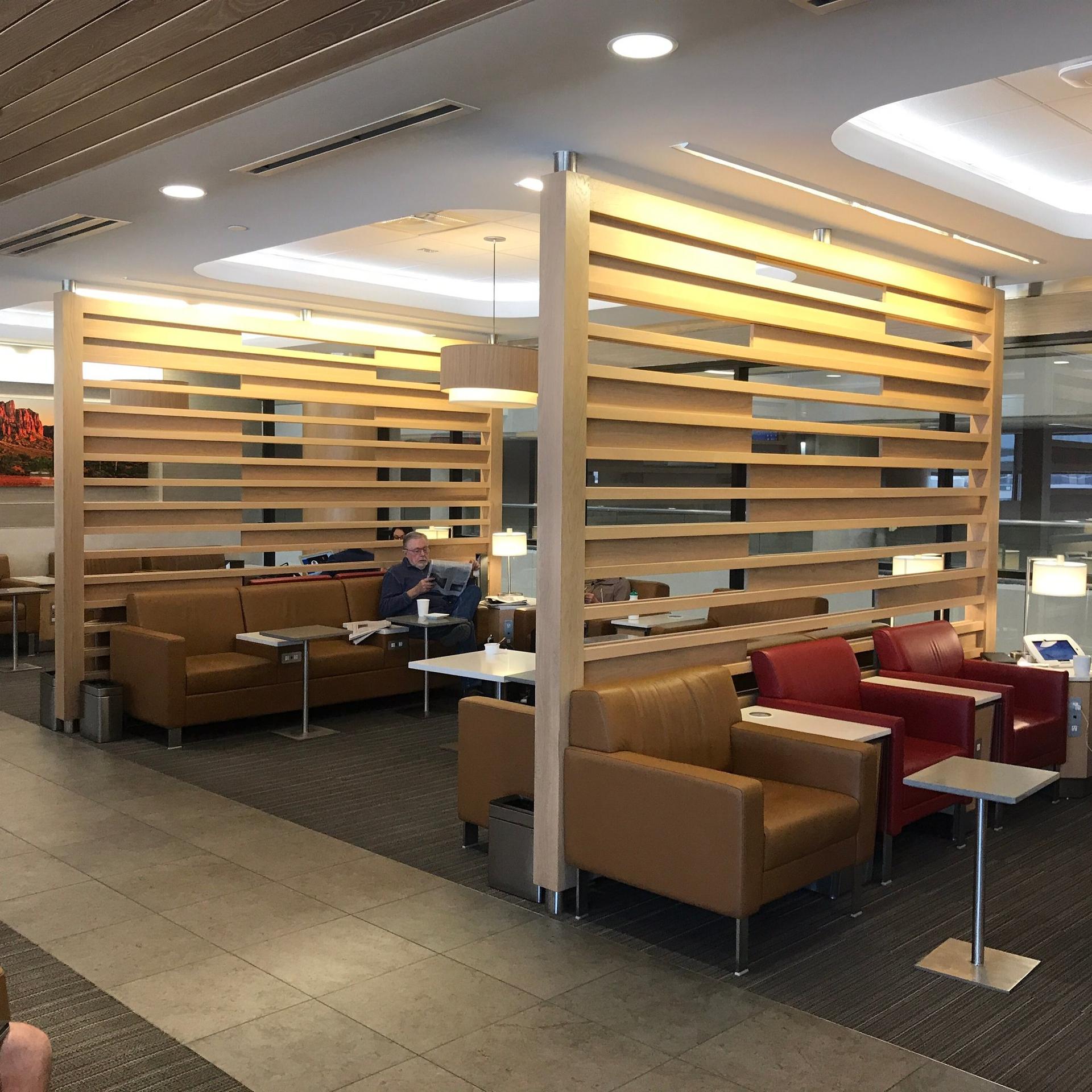 American Airlines Admirals Club PHX (Gate A19) - Review