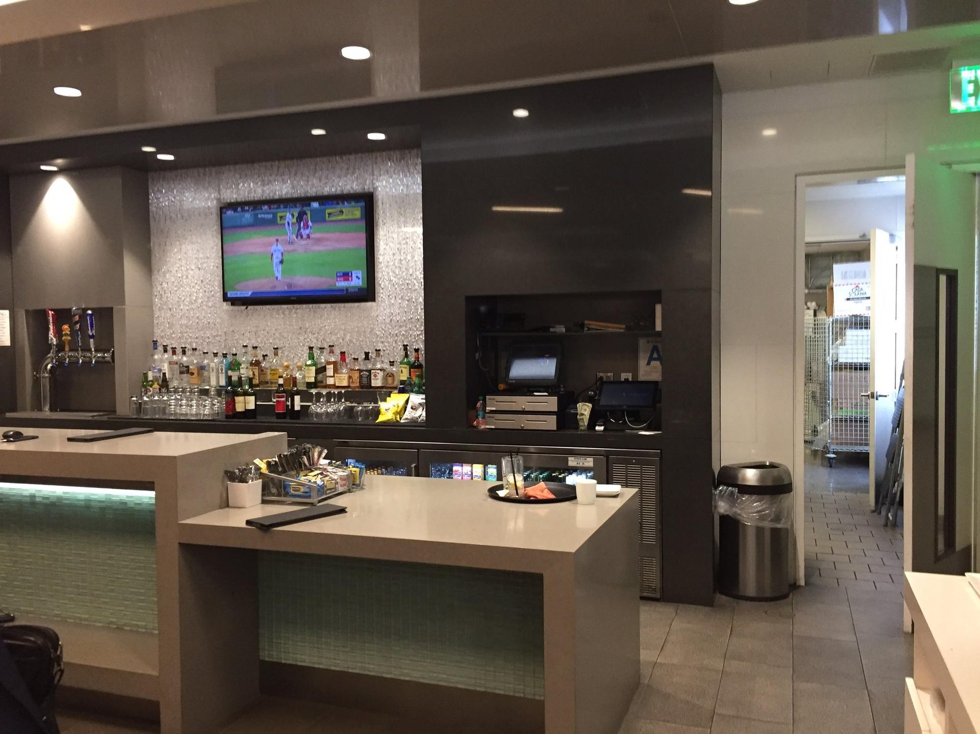 American Airlines Admirals Club image 33 of 43