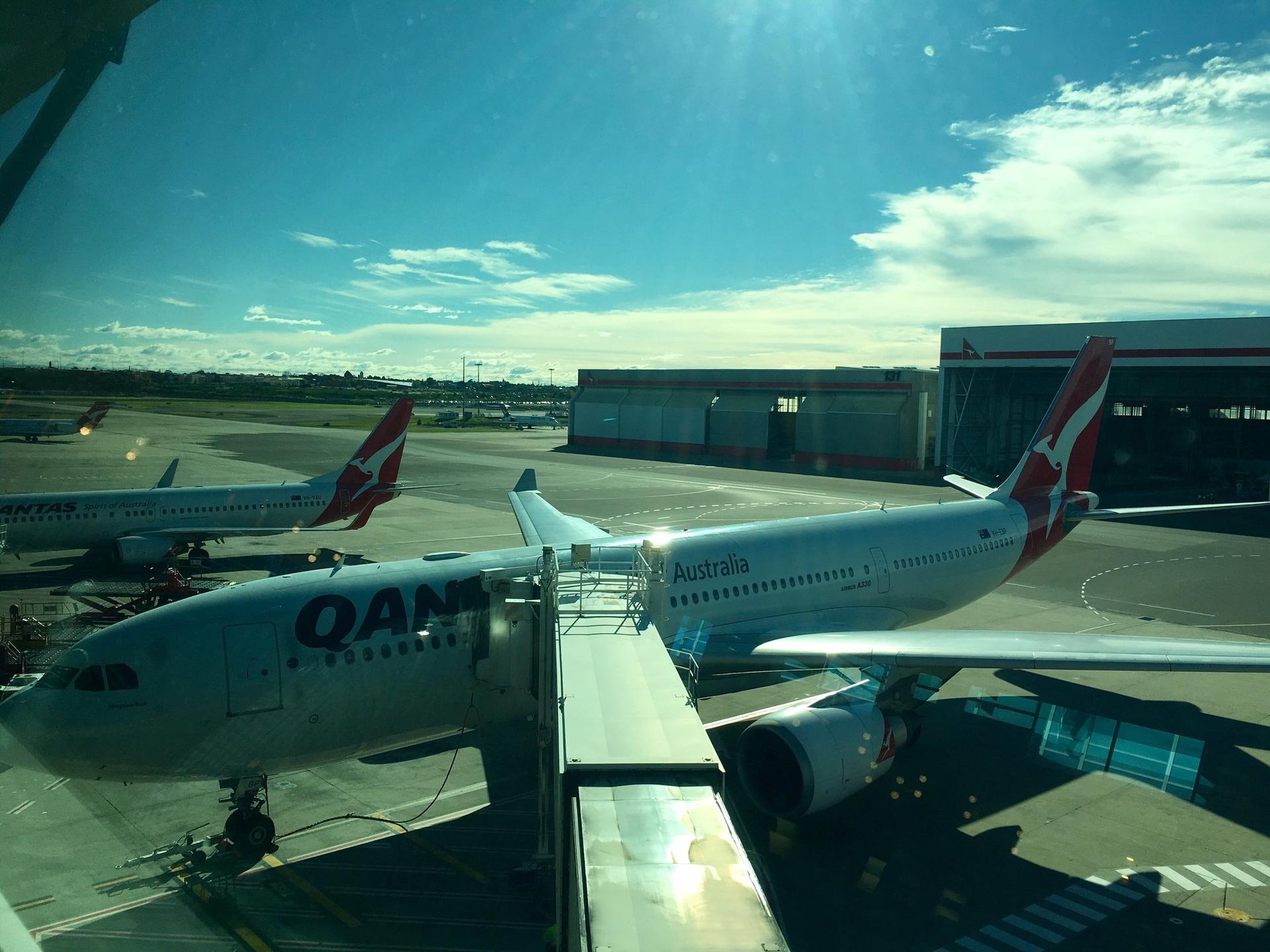 Qantas Airways Domestic Business Lounge image 11 of 16