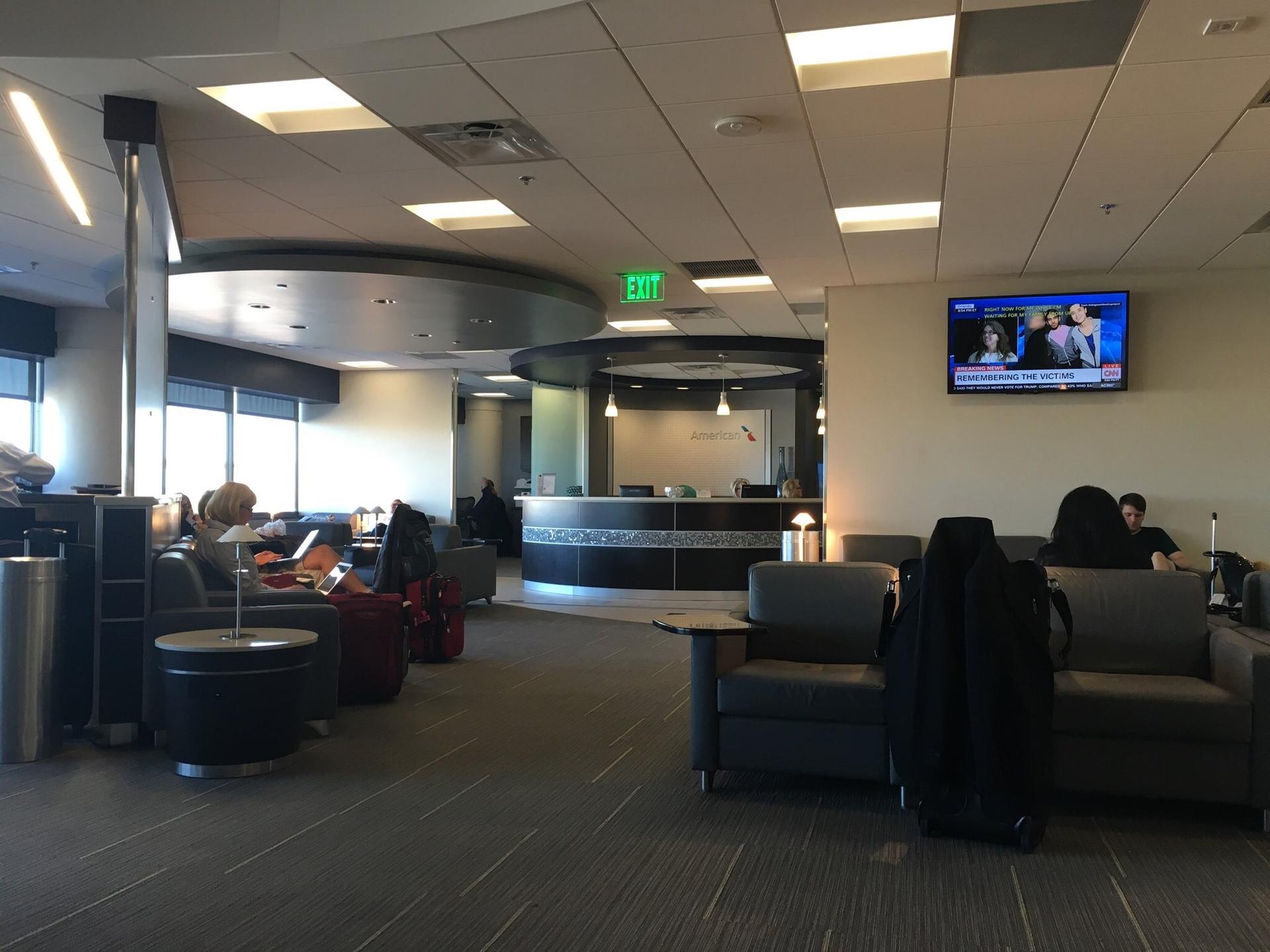 American Airlines Admirals Club PHX (Gate A19) - Review