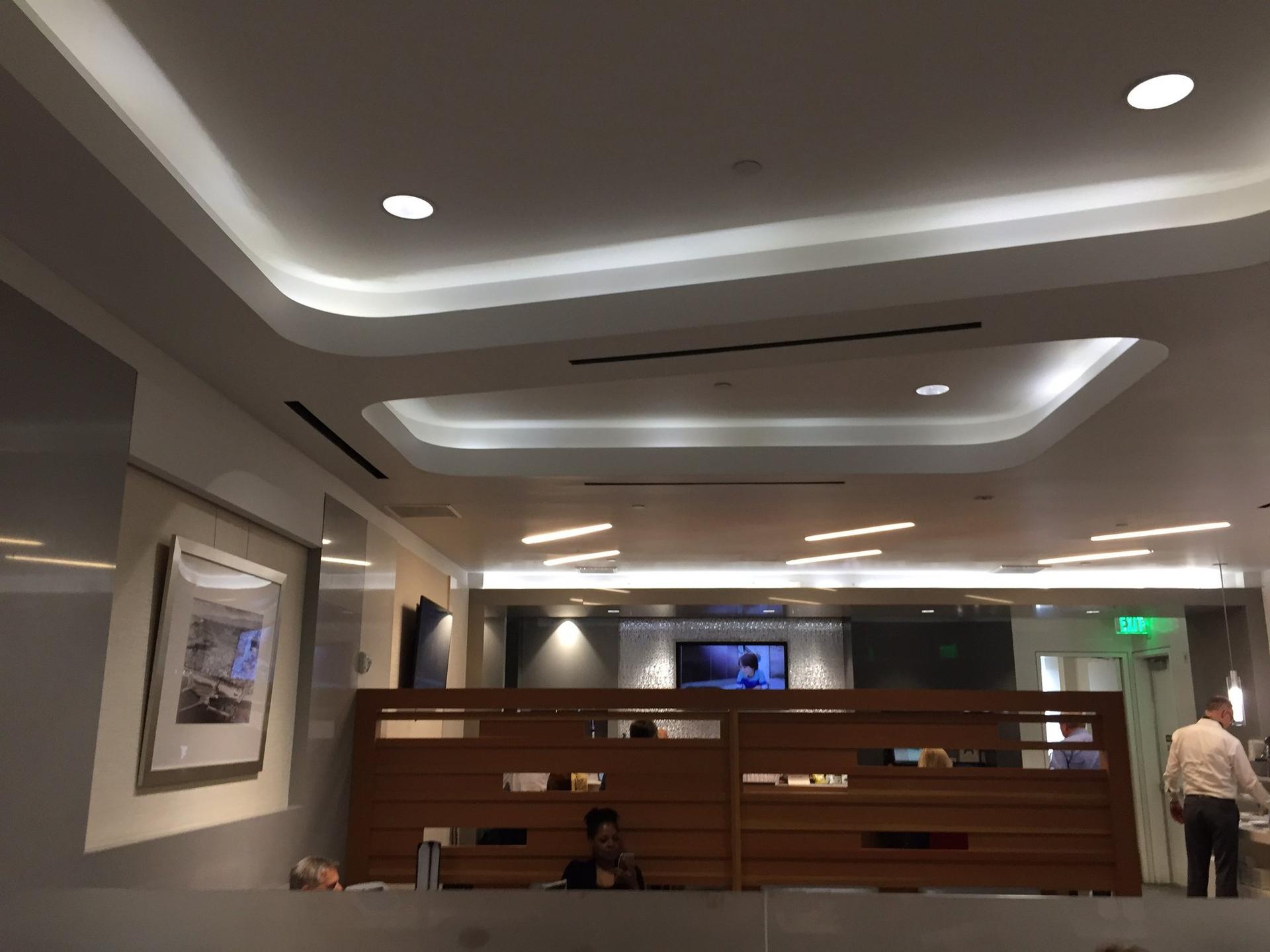 American Airlines Admirals Club image 37 of 43