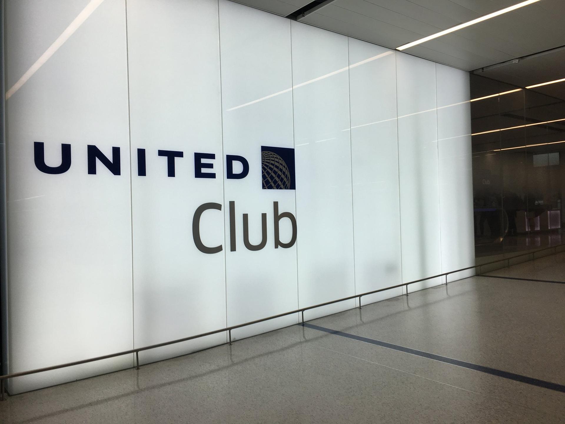 United Airlines United Club (Gate 71A) image 32 of 100