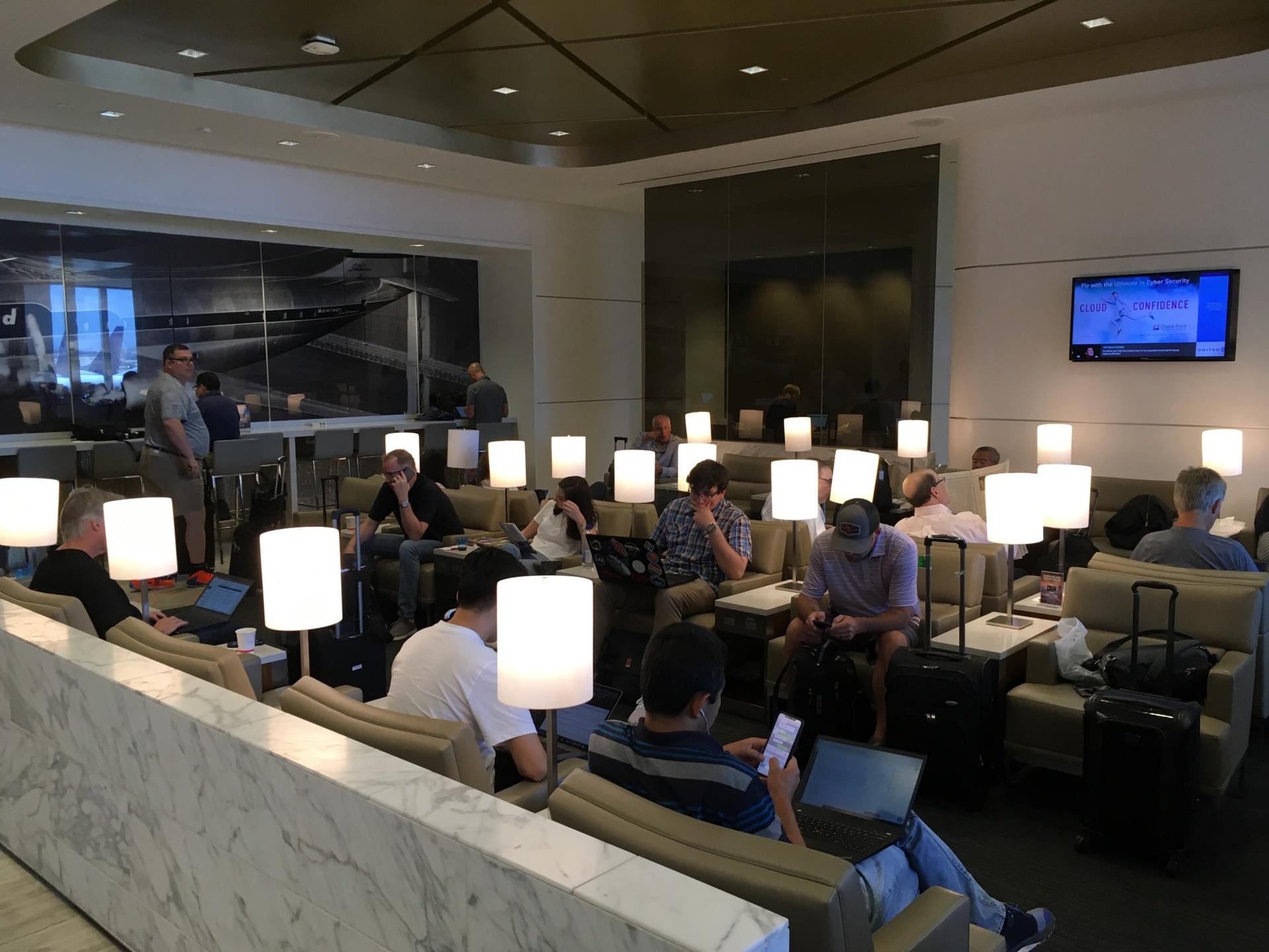 Review: The Club LAS (Las Vegas Terminal 3) - Live and Let's Fly