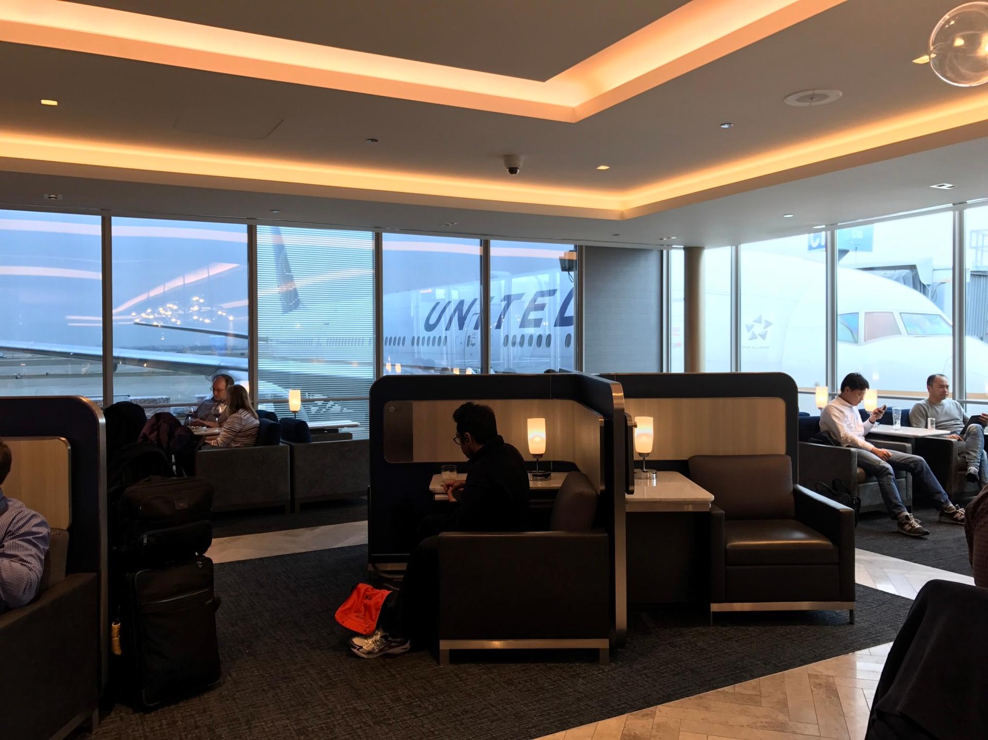 ORD: United Airlines United Club (Gate B6) Reviews & Photos