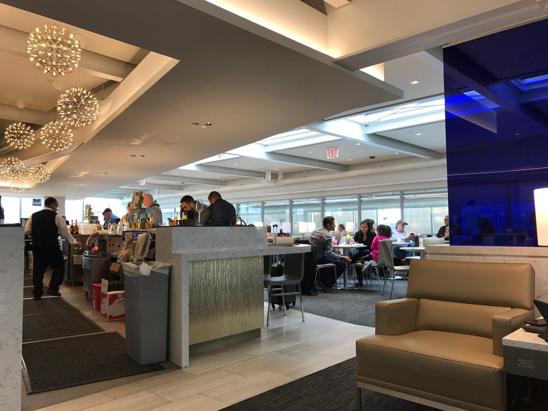 ORD: United Airlines United Club (Gate B6) Reviews & Photos