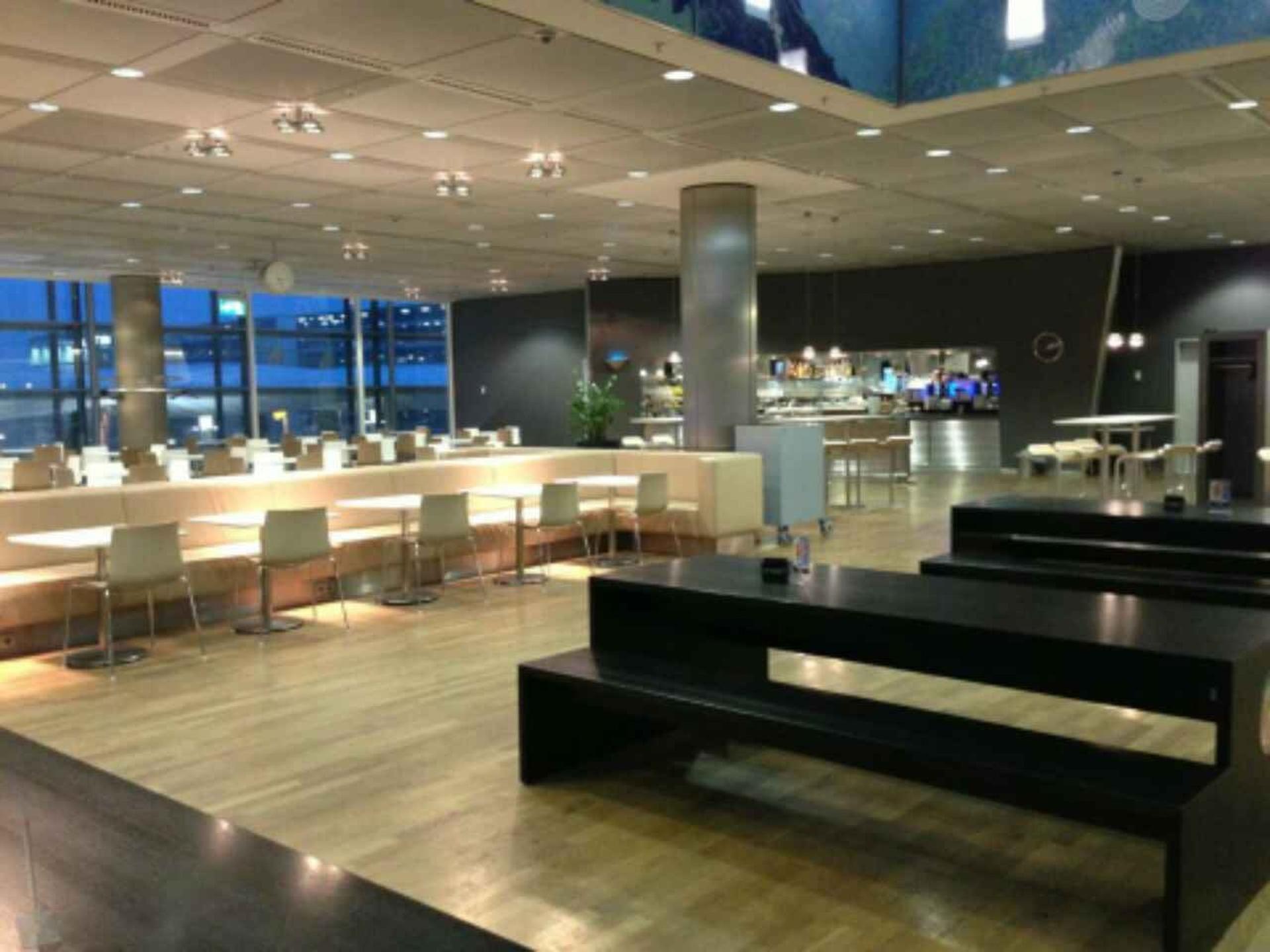 Lufthansa Business Lounge (Gate G28, Schengen) image 5 of 17