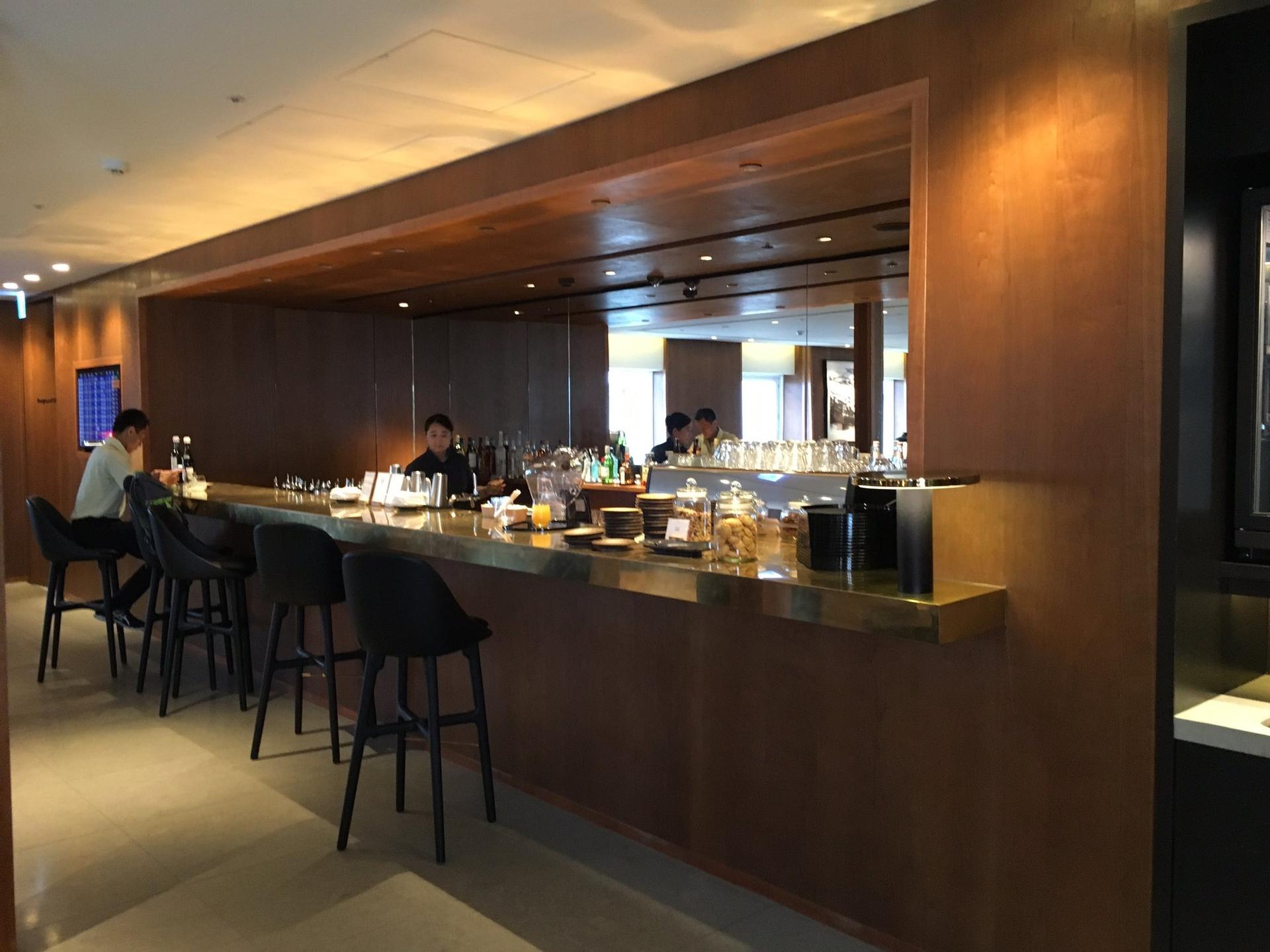 Cathay Pacific Lounge image 34 of 37