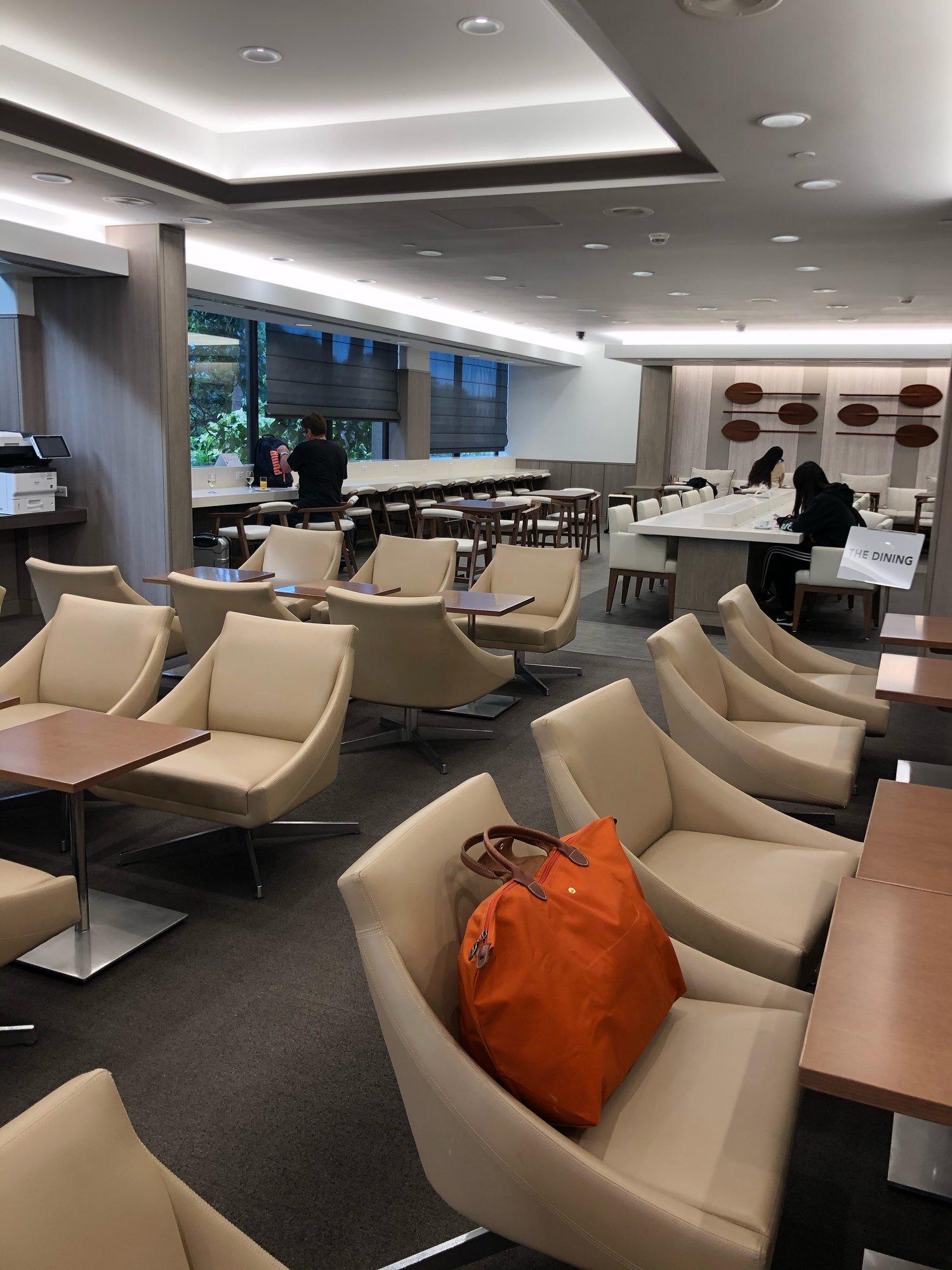 Japan Airlines JAL Sakura Lounge / American Airlines Admirals Club image 6 of 11