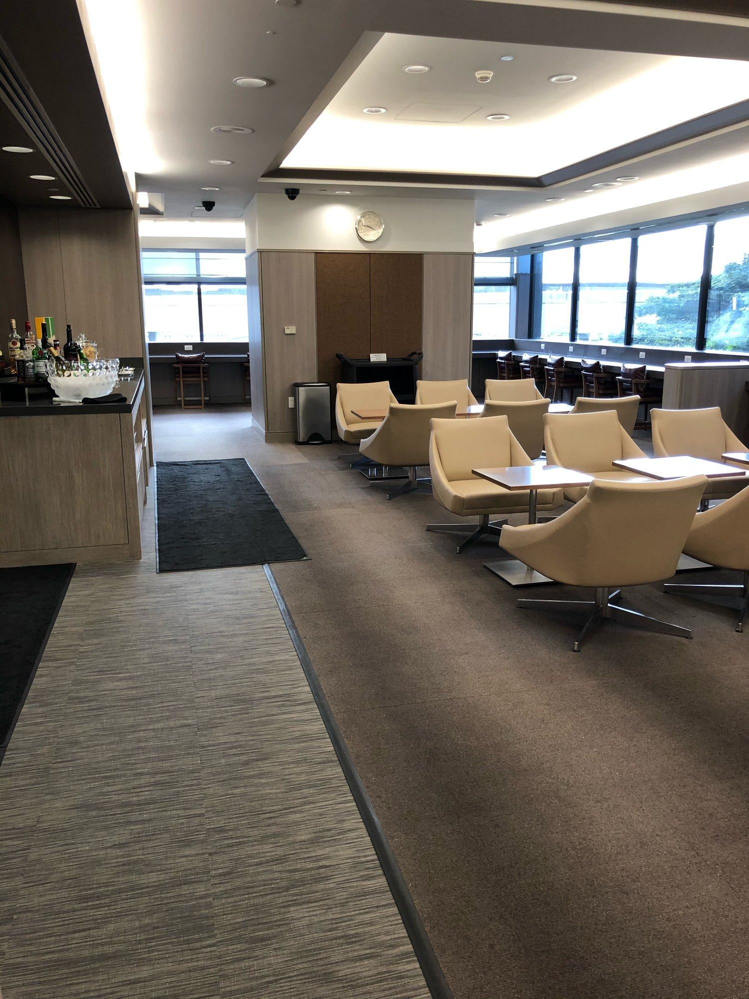 Japan Airlines JAL Sakura Lounge / American Airlines Admirals Club image 7 of 11