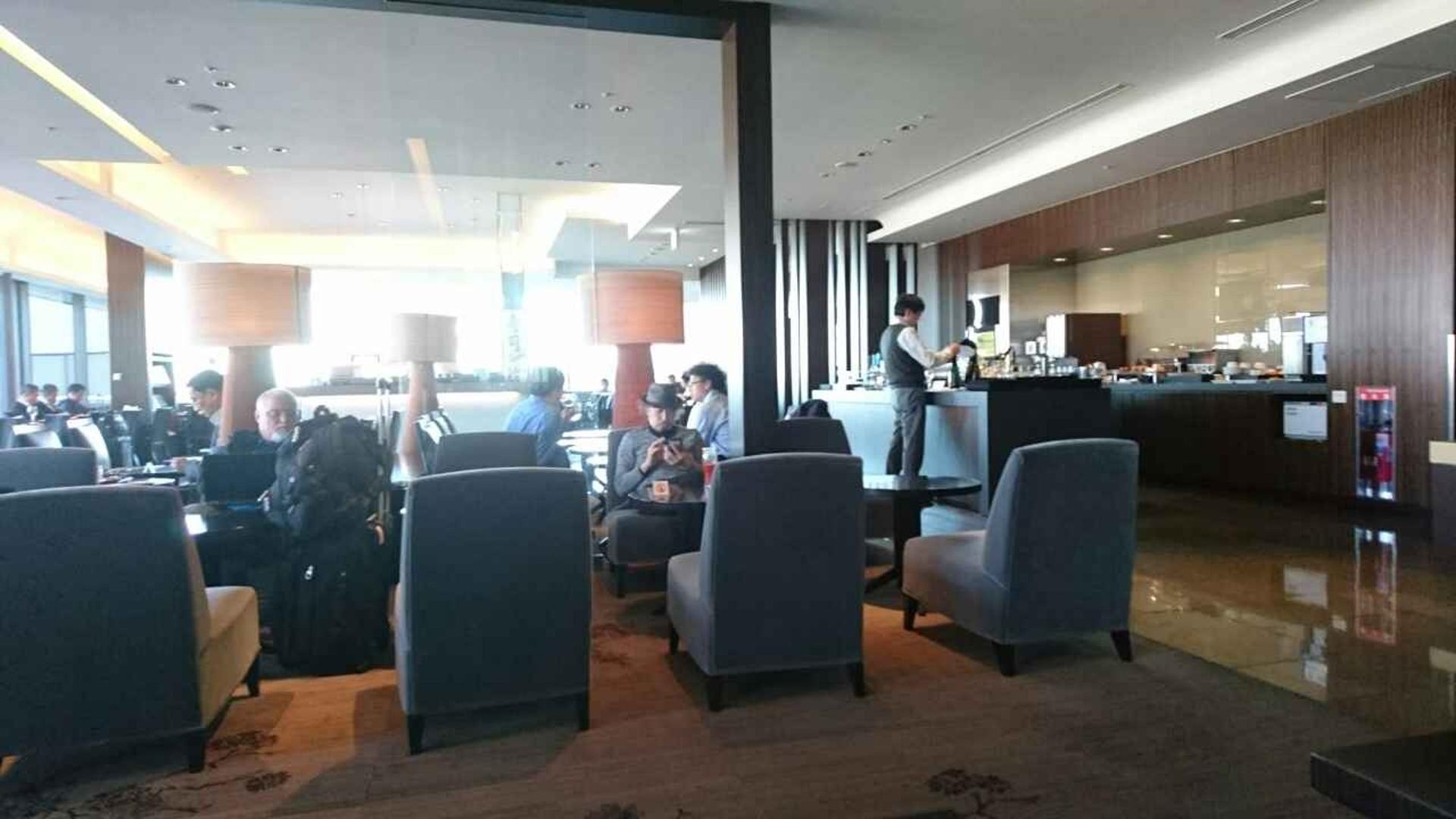 Japan Airlines JAL First Class Lounge image 37 of 50