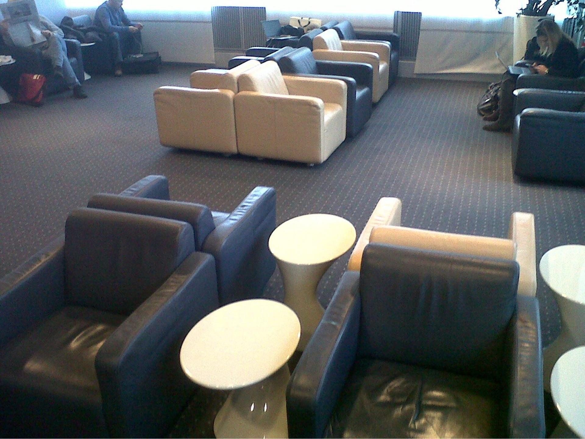 Lufthansa Business Lounge image 13 of 13