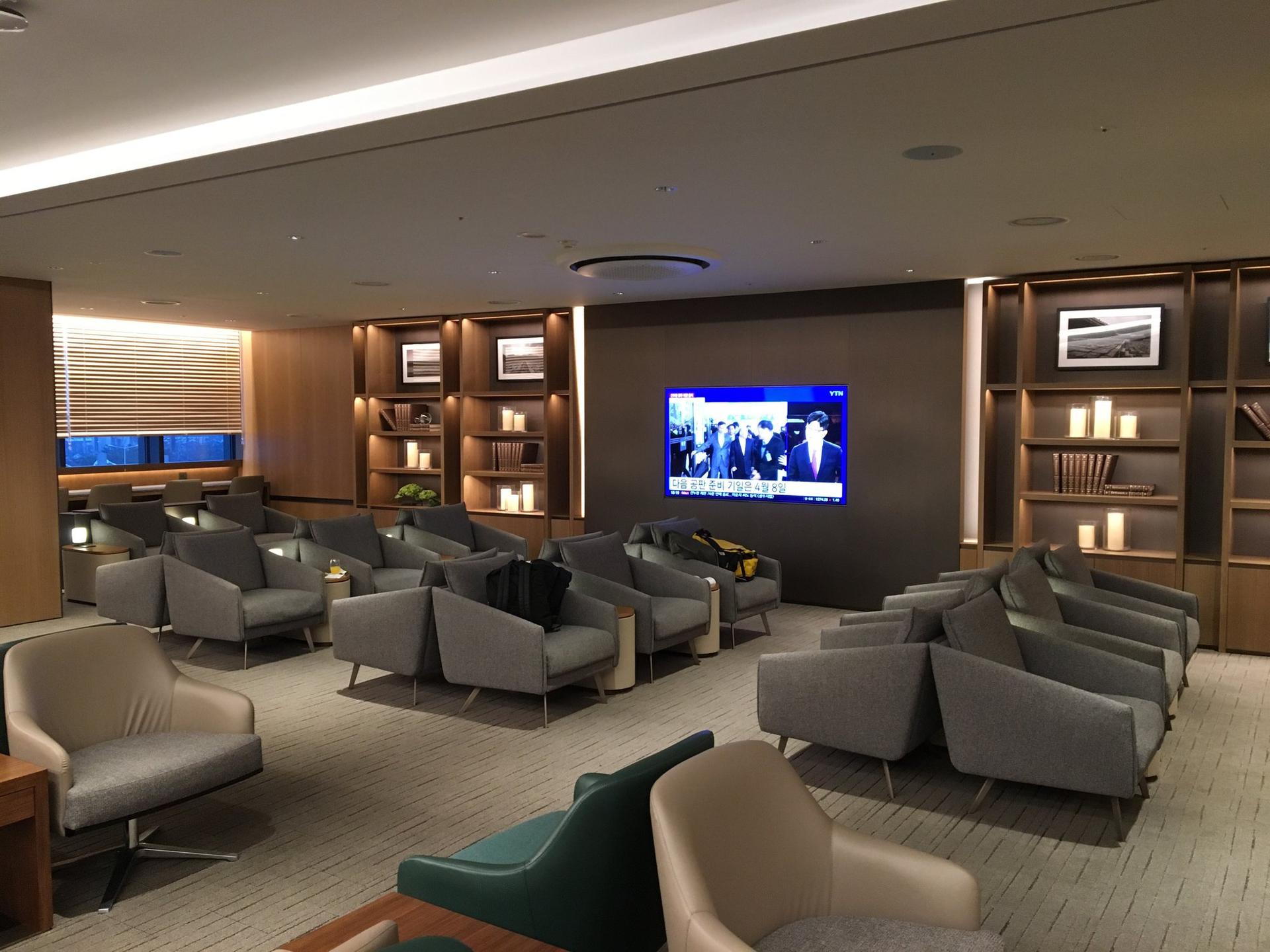 Asiana Airlines Lounge image 3 of 24
