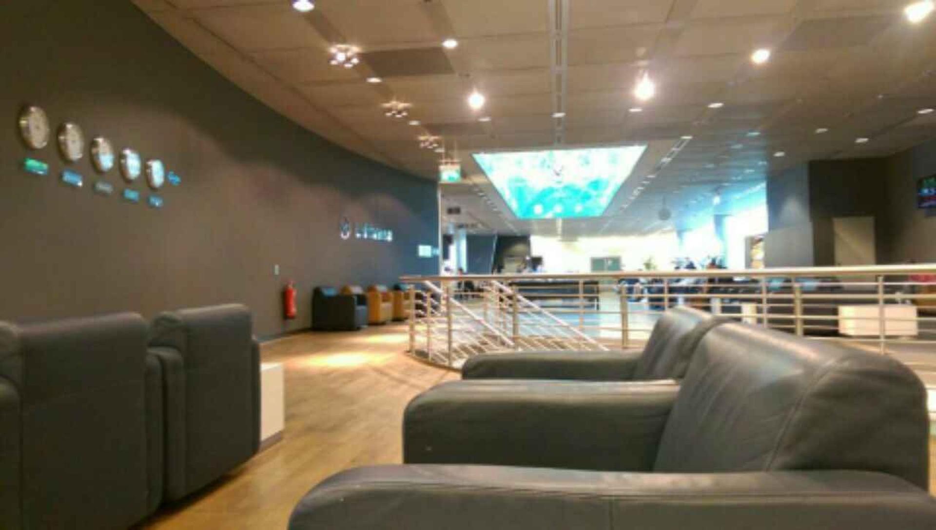 Lufthansa Business Lounge (Gate G28, Schengen) image 1 of 17
