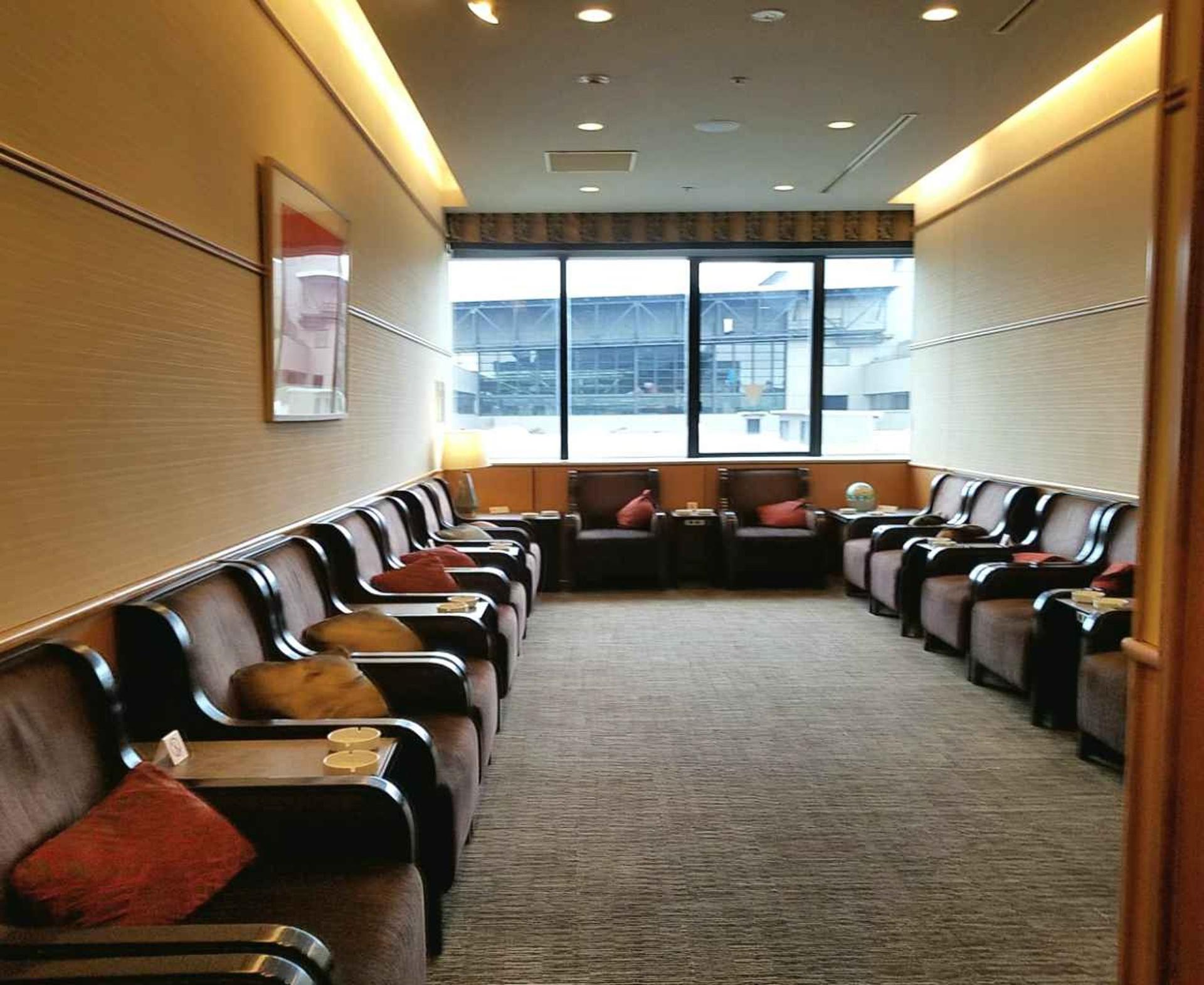 Japan Airlines JAL Sakura Lounge (Domestic) image 9 of 11