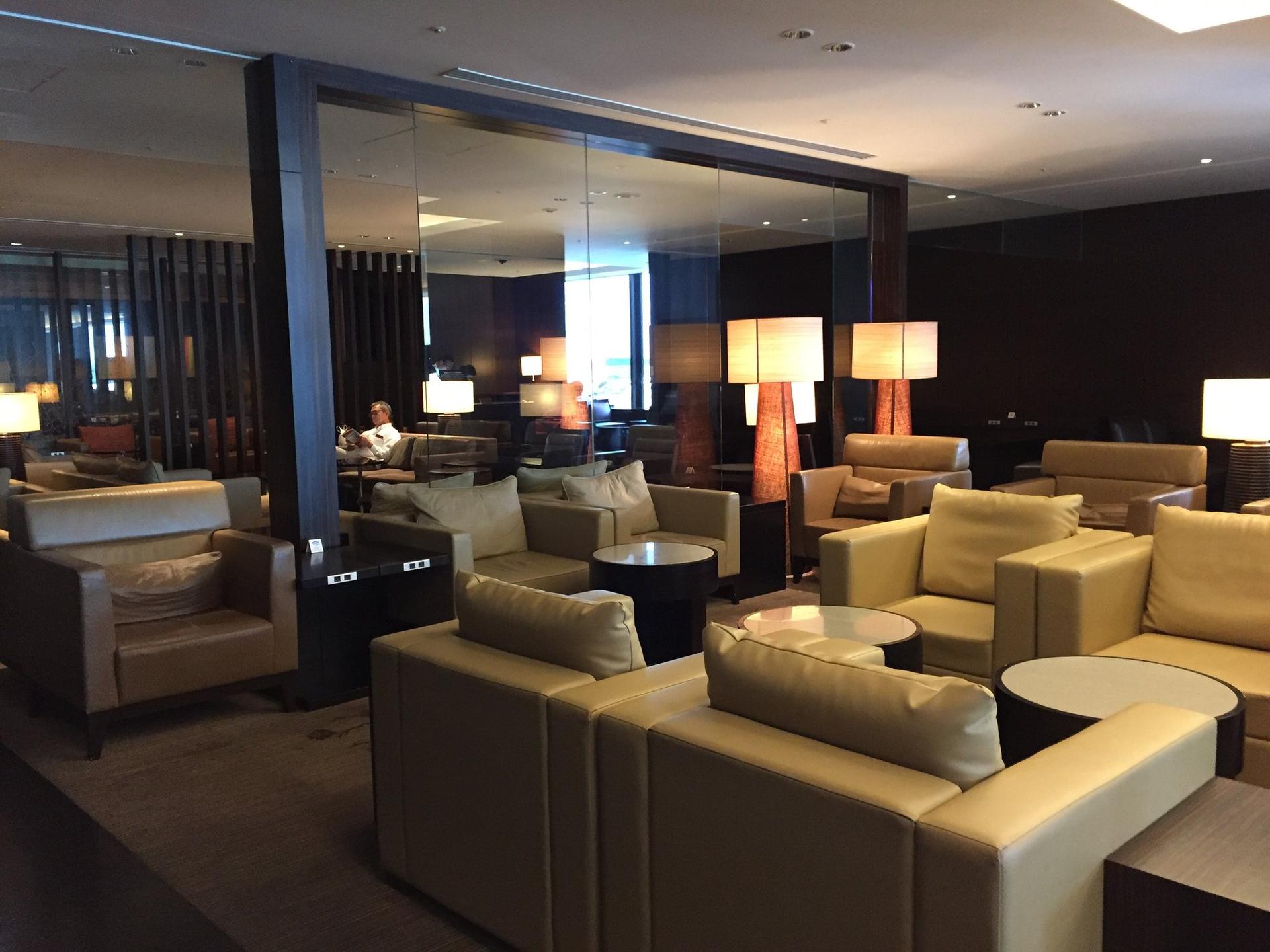 Japan Airlines JAL First Class Lounge image 36 of 50