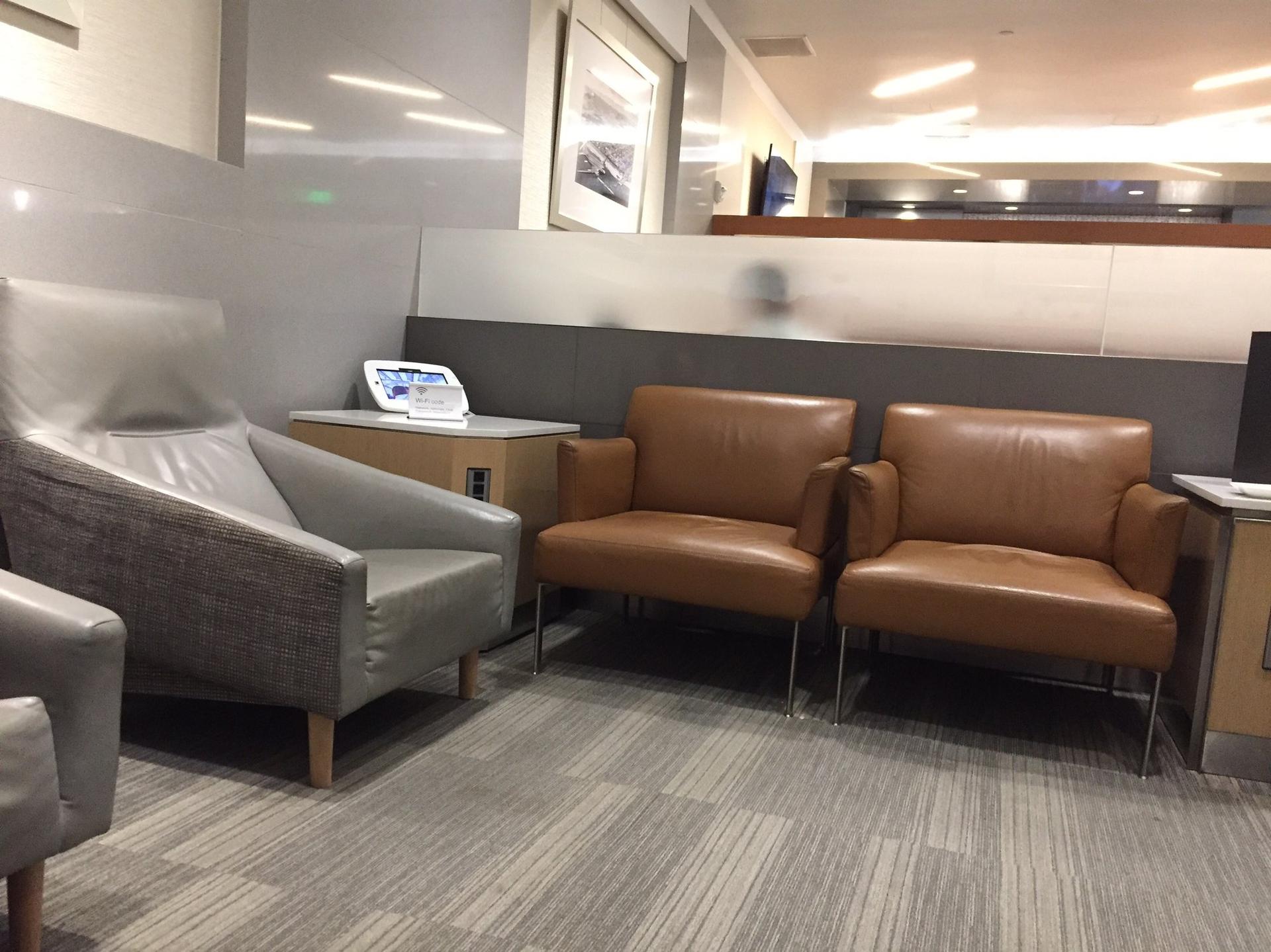 American Airlines Admirals Club image 29 of 43