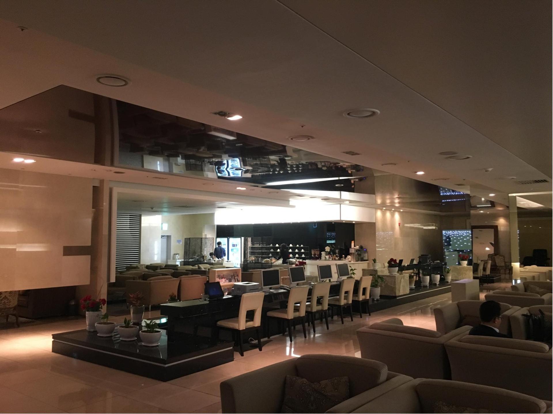 China Eastern/Shanghai Airlines VIP Lounge image 1 of 3