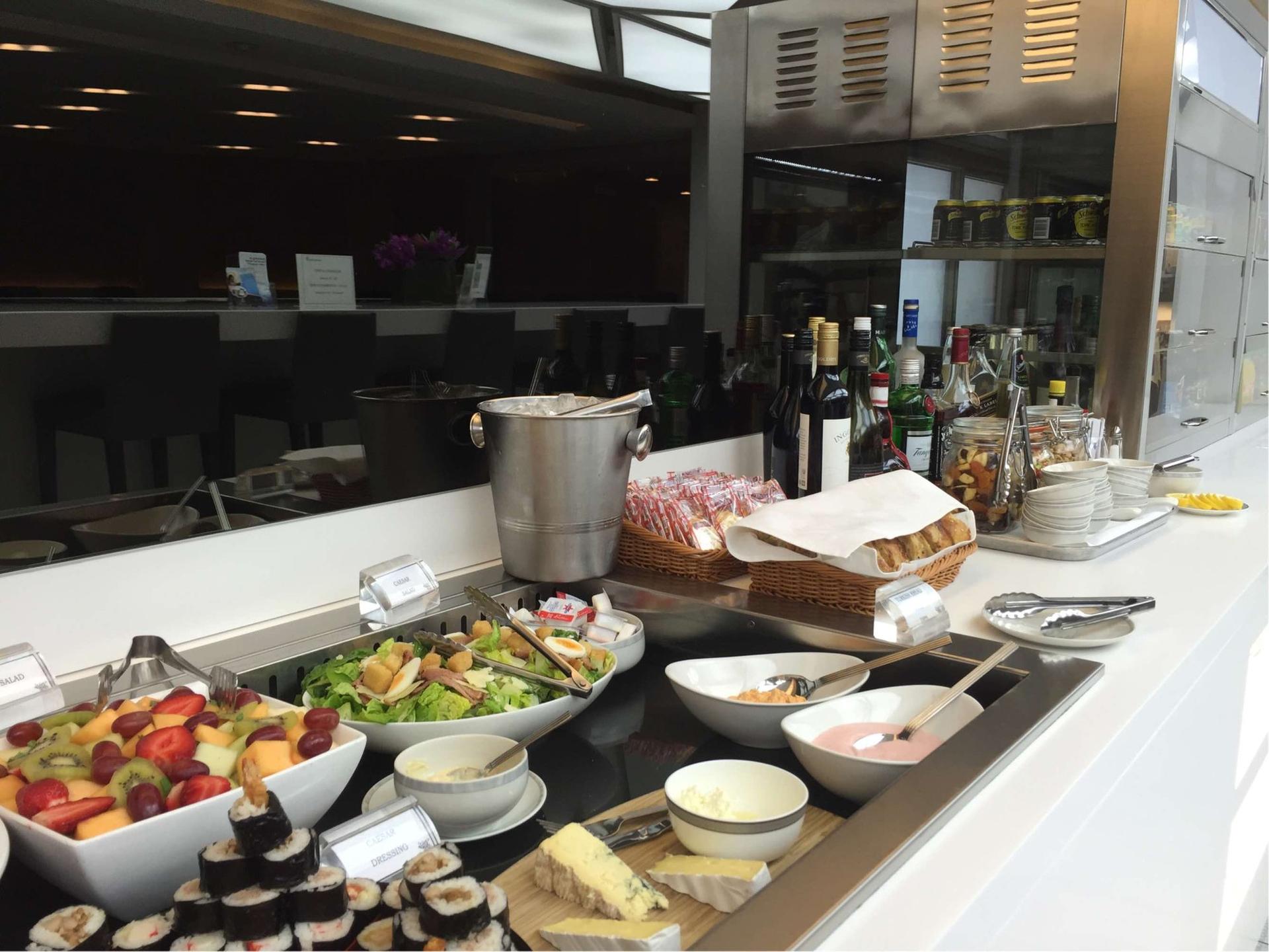 Singapore Airlines SilverKris Business Class Lounge image 2 of 7