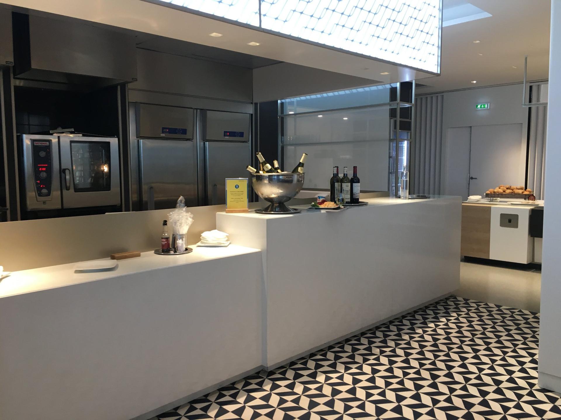 Air France Lounge (Concourse L) image 17 of 57