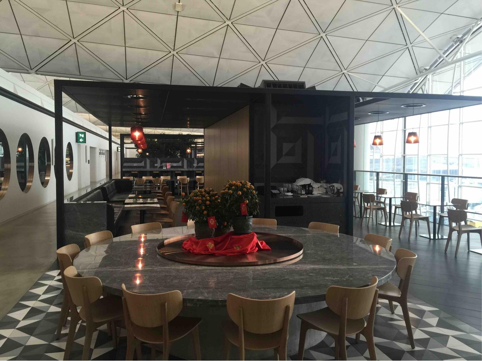 The Qantas Hong Kong Lounge image 32 of 99