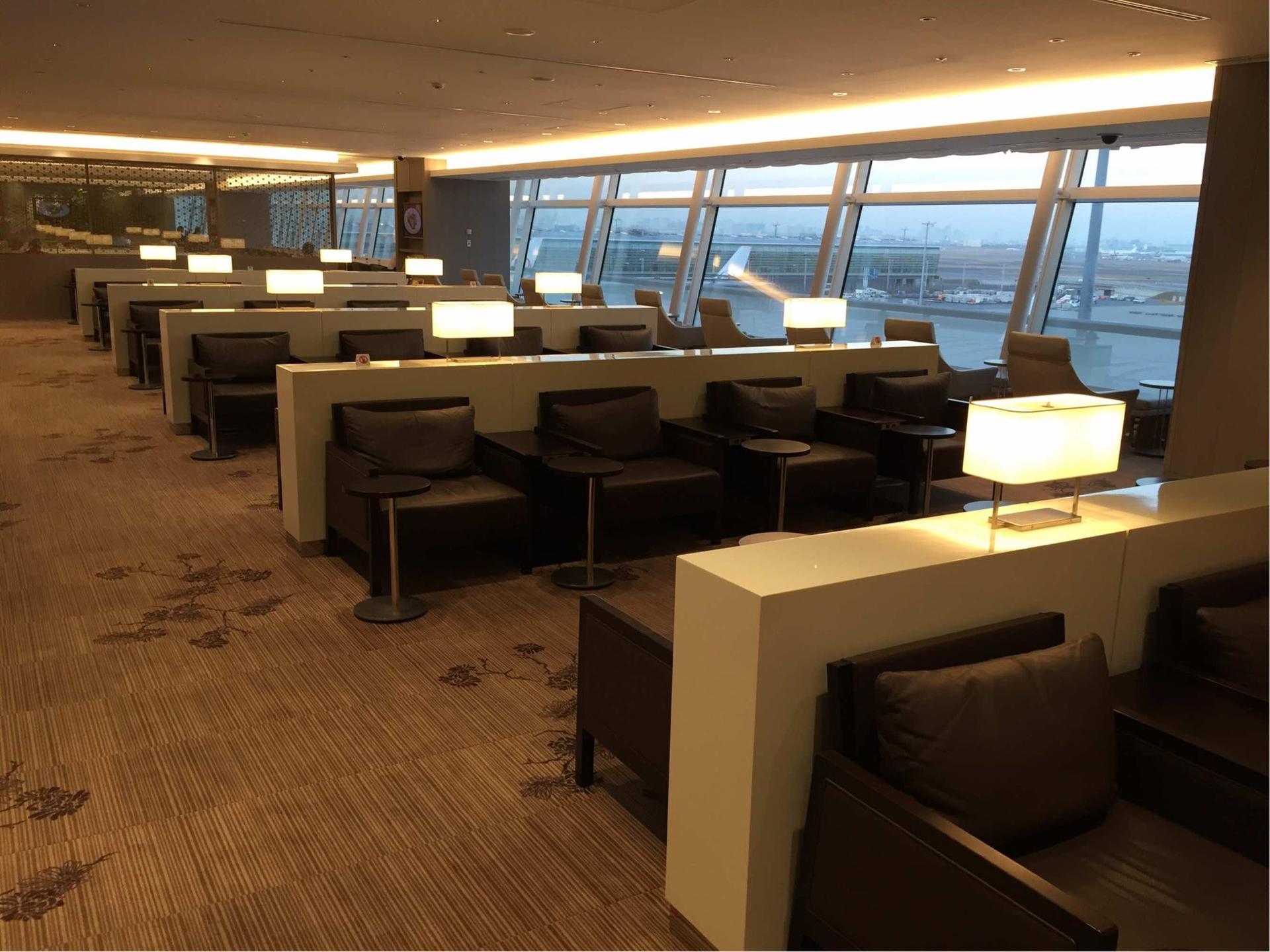 Japan Airlines JAL First Class Lounge image 13 of 43