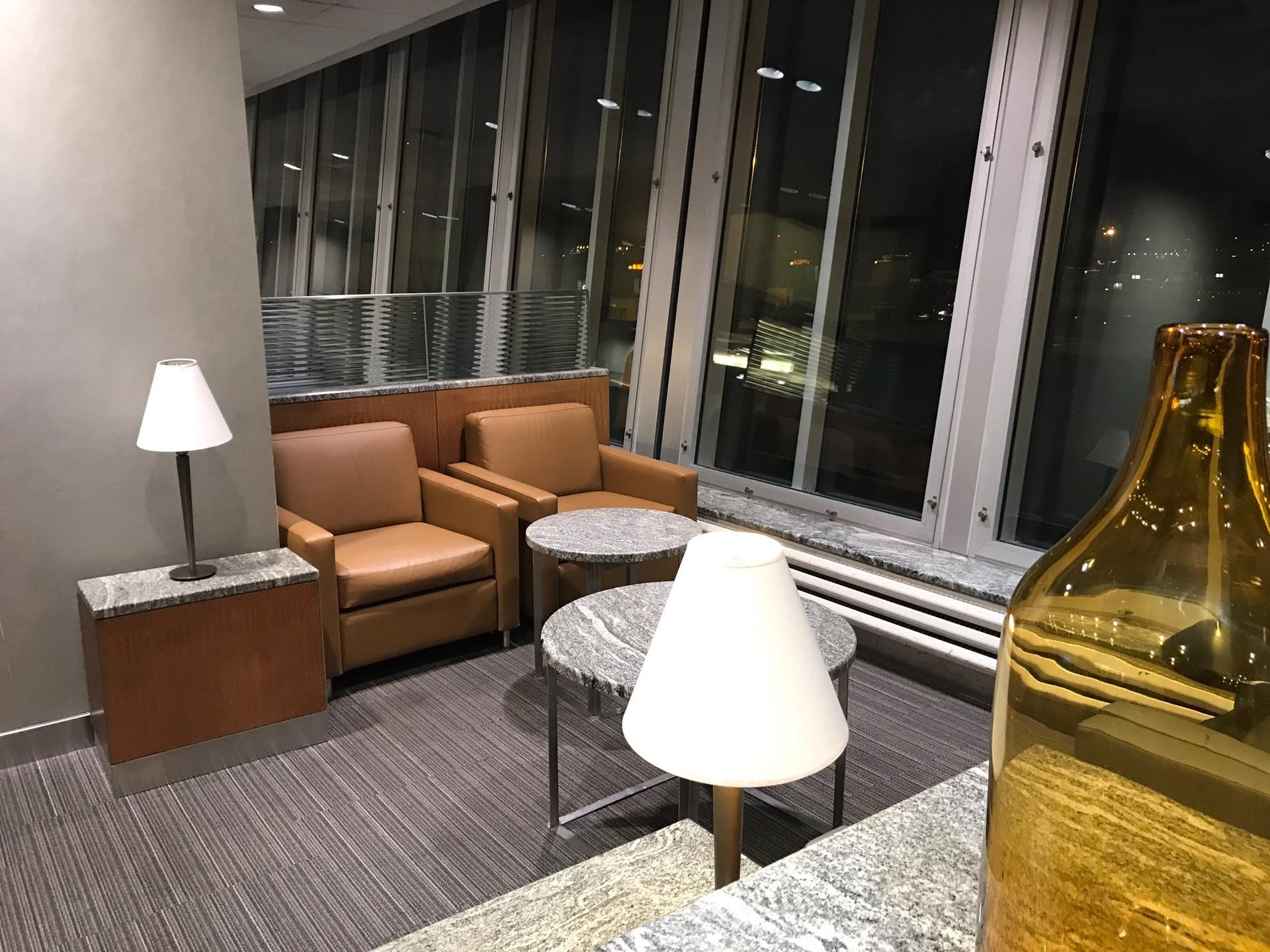 American Airlines Admirals Club image 25 of 48