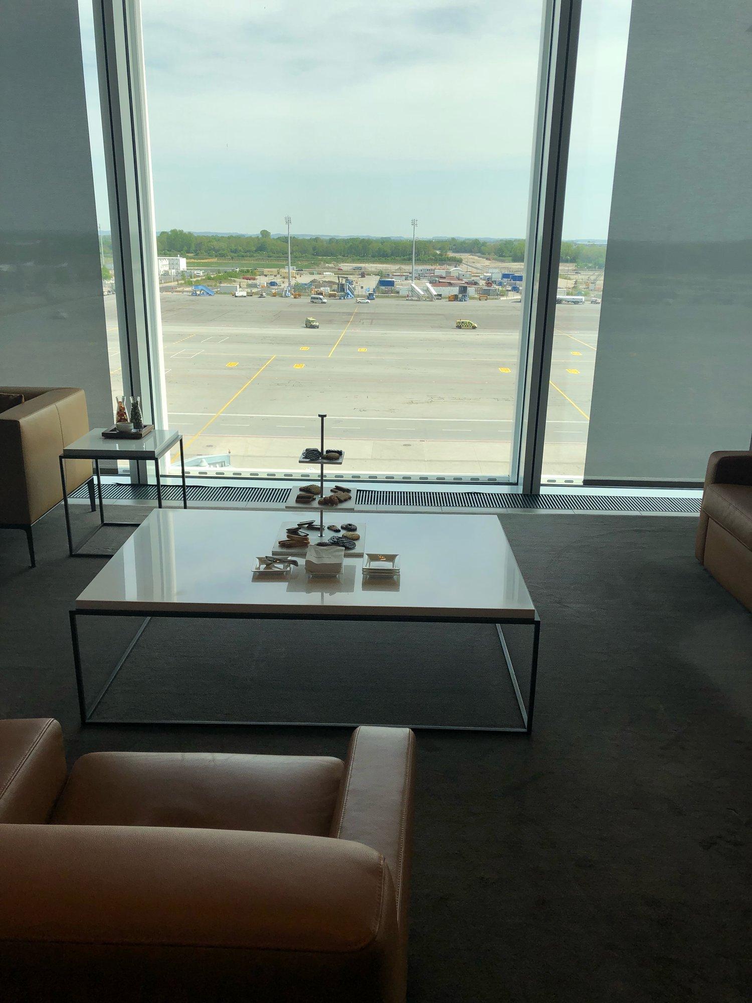 Lufthansa First Class Lounge image 9 of 41