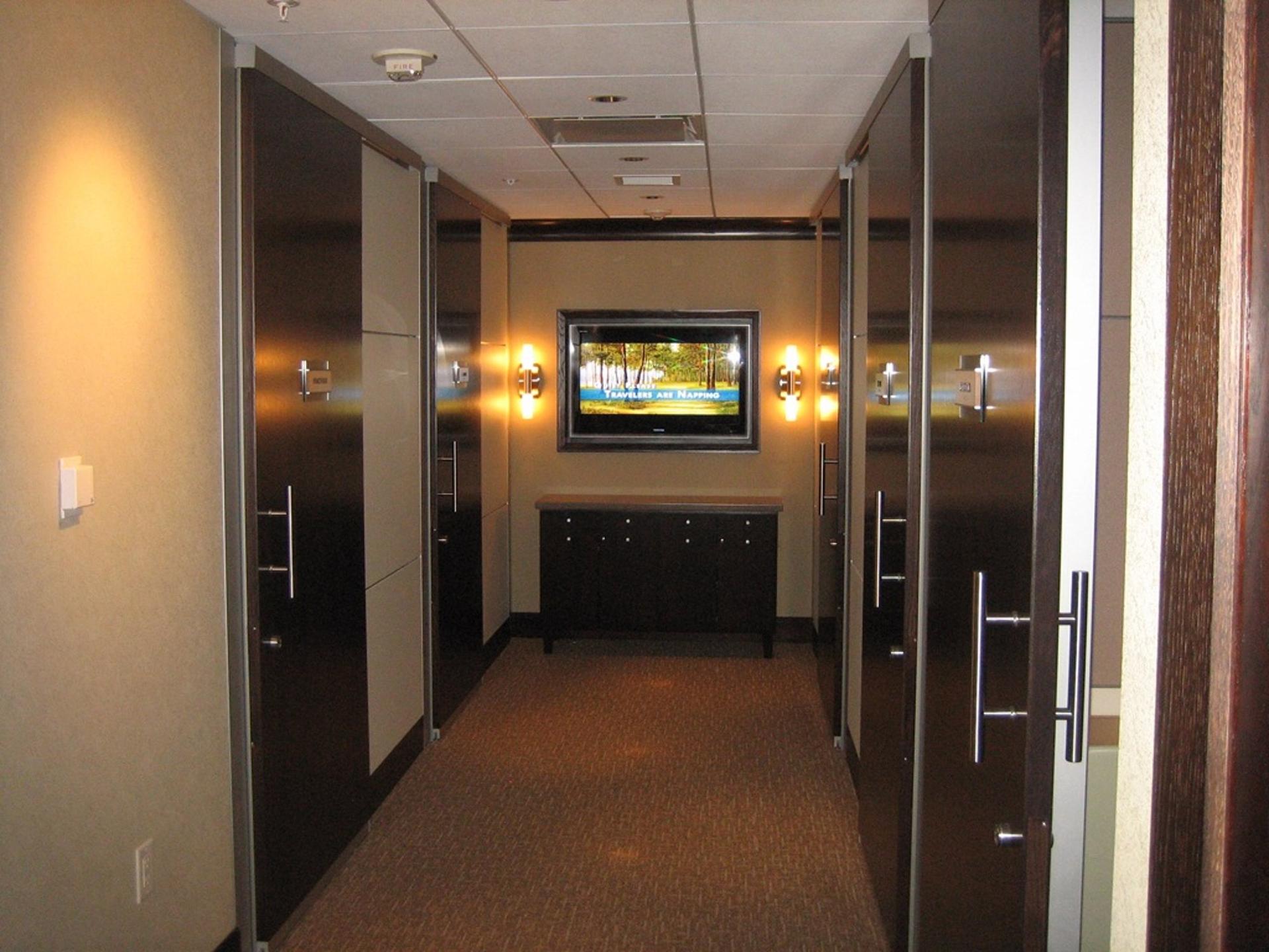 Minute Suites (Gate B15) image 9 of 19