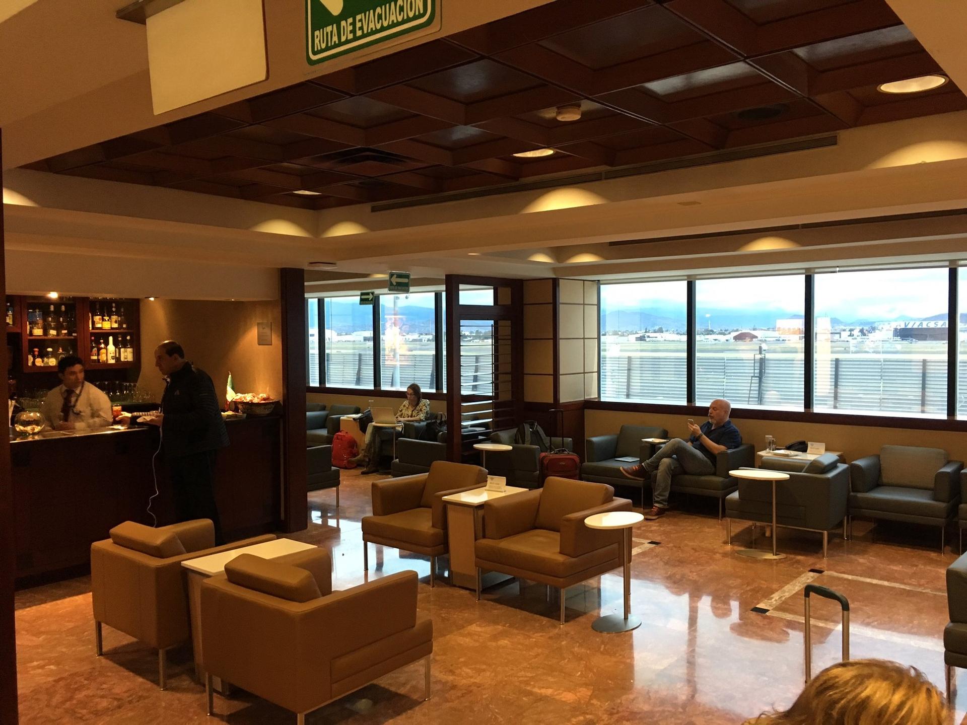 American Airlines Admirals Club image 21 of 32
