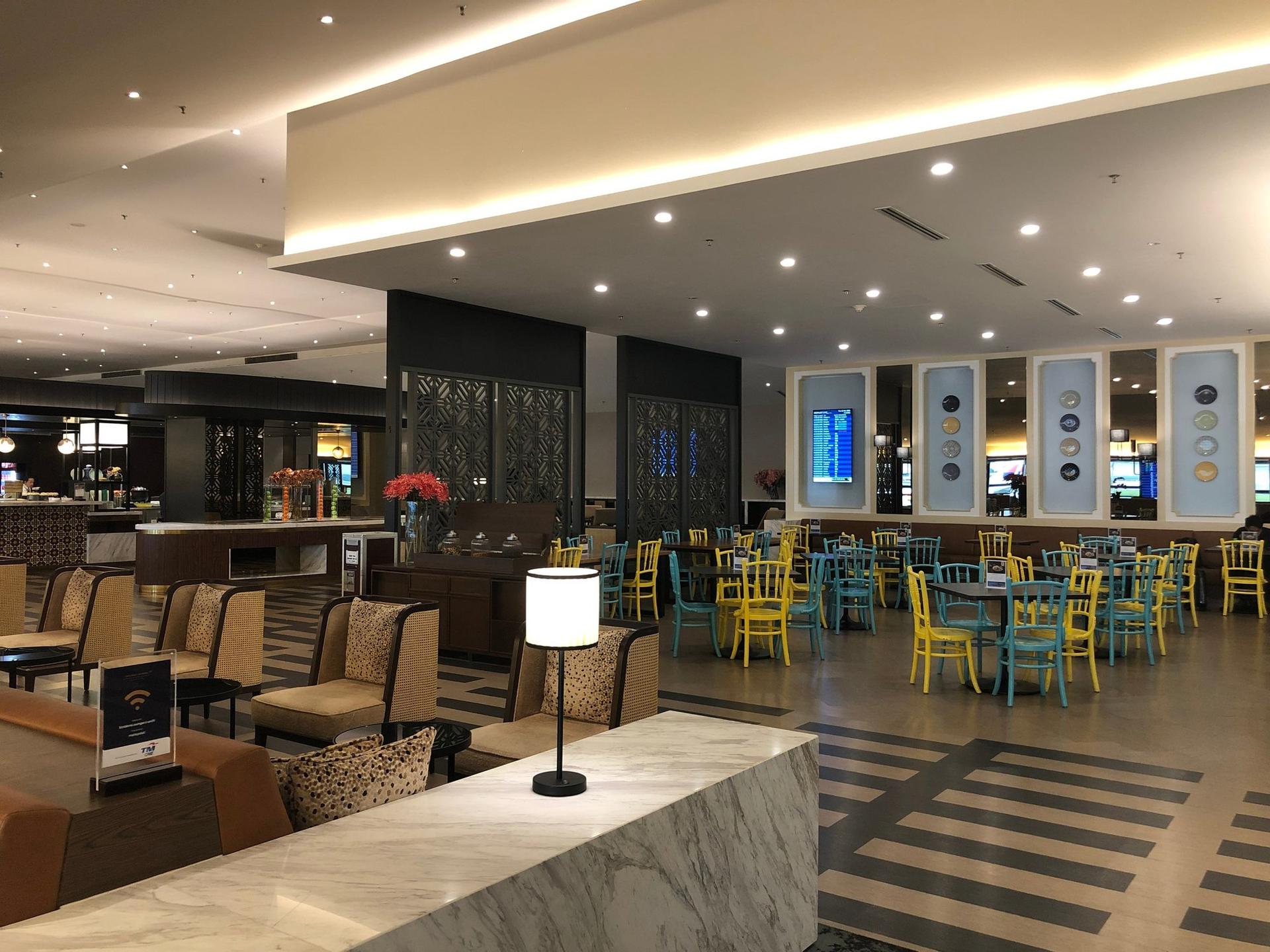 Malaysia Airlines Golden Business Class Lounge image 16 of 27