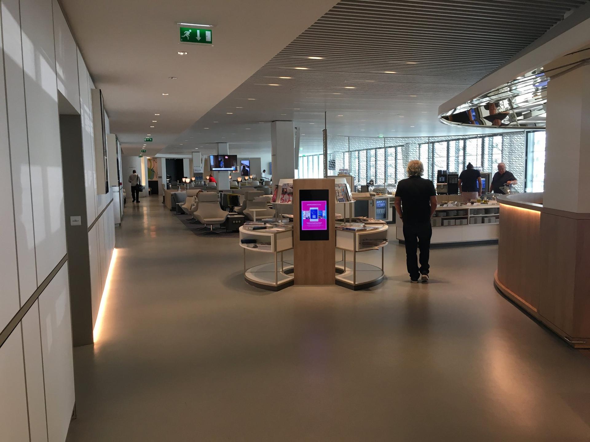Air France Lounge (Concourse L) image 10 of 57