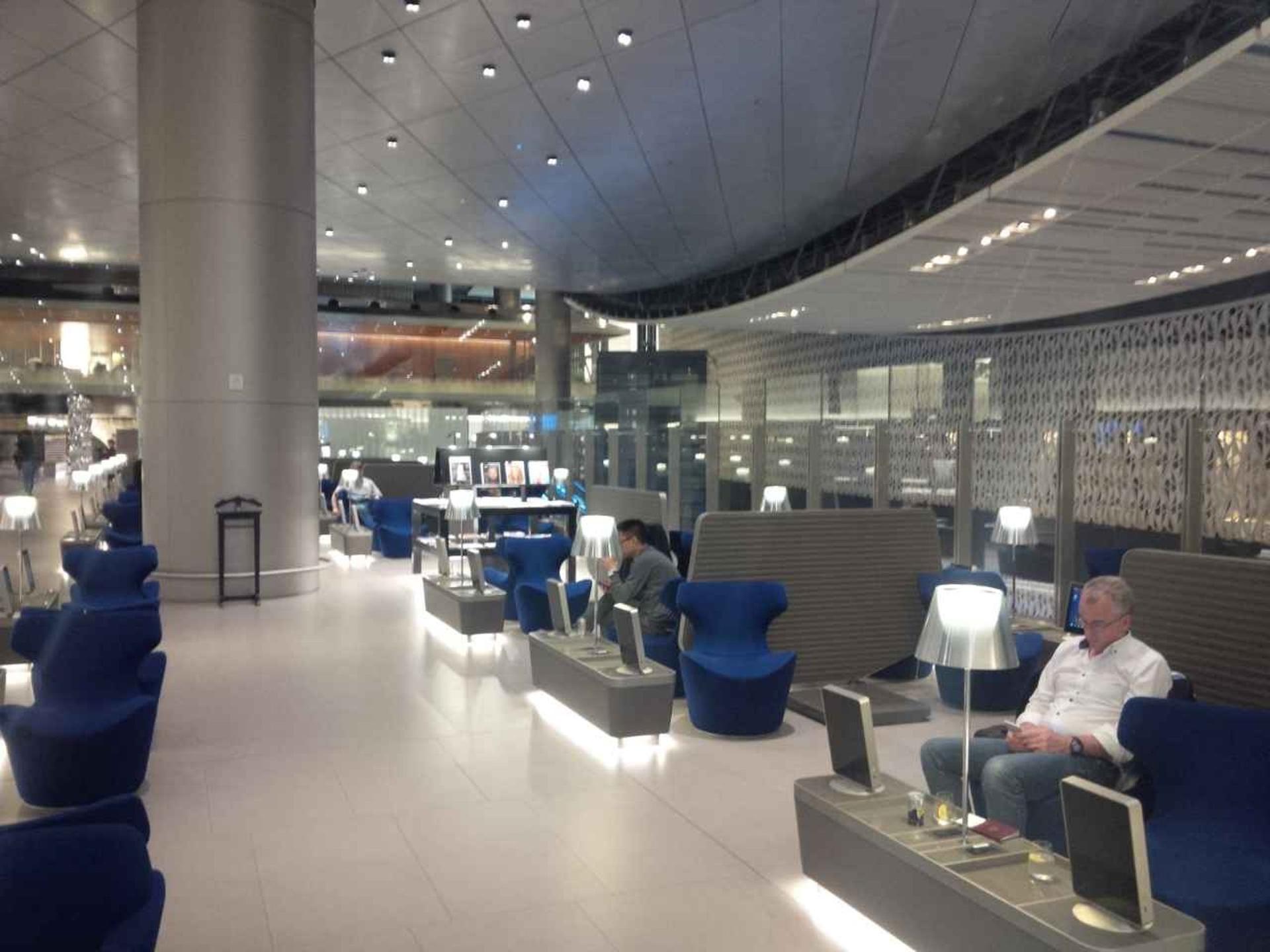 Qatar Airways Al Mourjan Business Class Lounge image 50 of 100