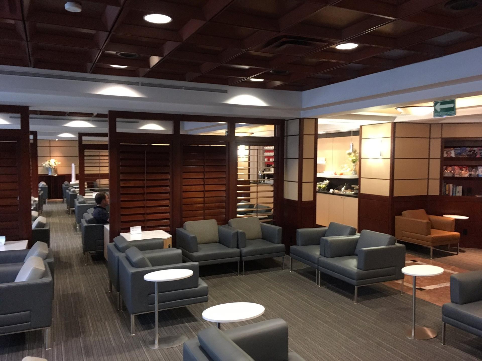 American Airlines Admirals Club image 23 of 32