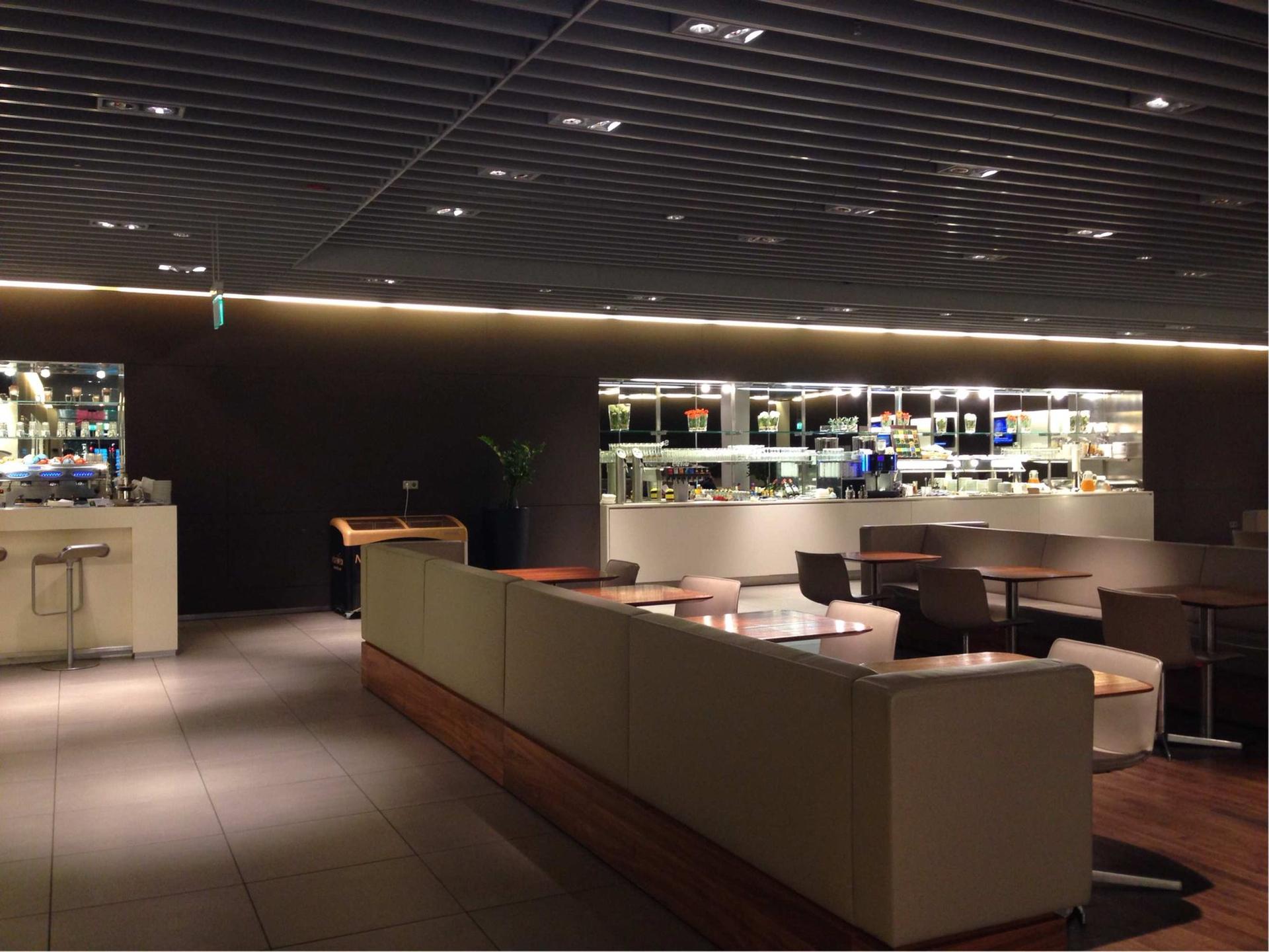 Lufthansa Senator Lounge (Gate G24, Schengen) image 2 of 5