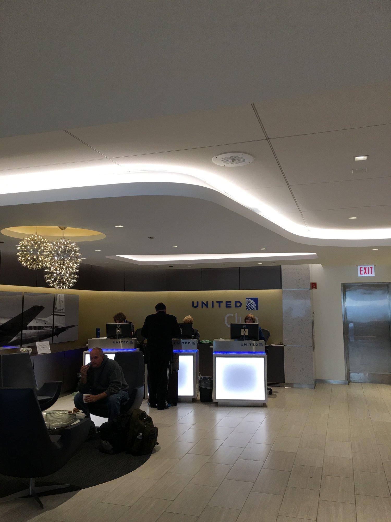 United Airlines United Club (Gate B18) image 7 of 7