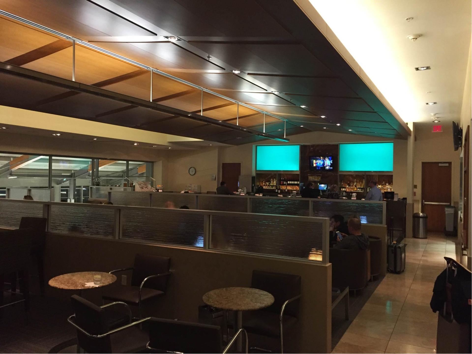 American Airlines Admirals Club image 27 of 31