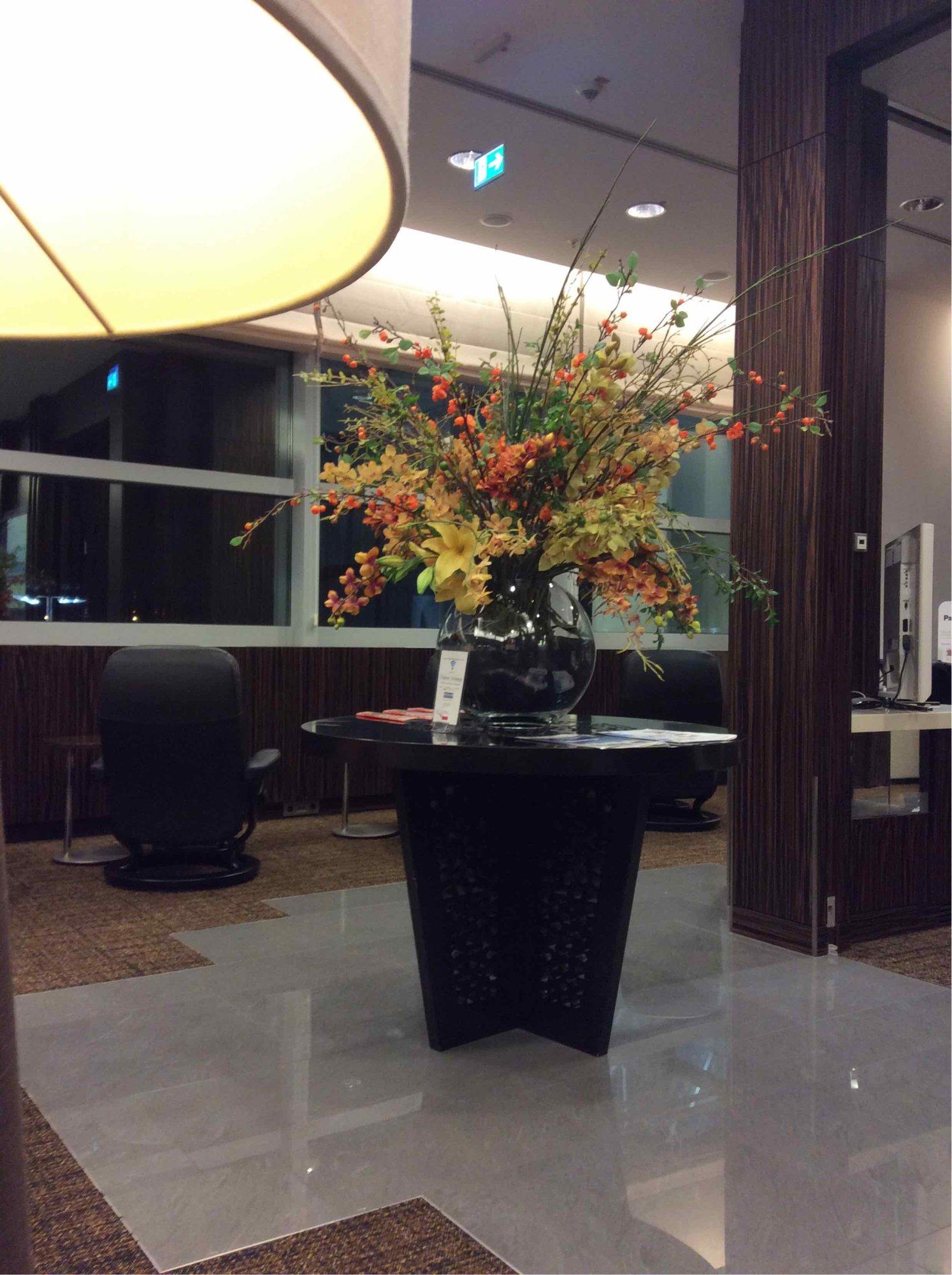 Japan Airlines JAL First Class Lounge image 7 of 10