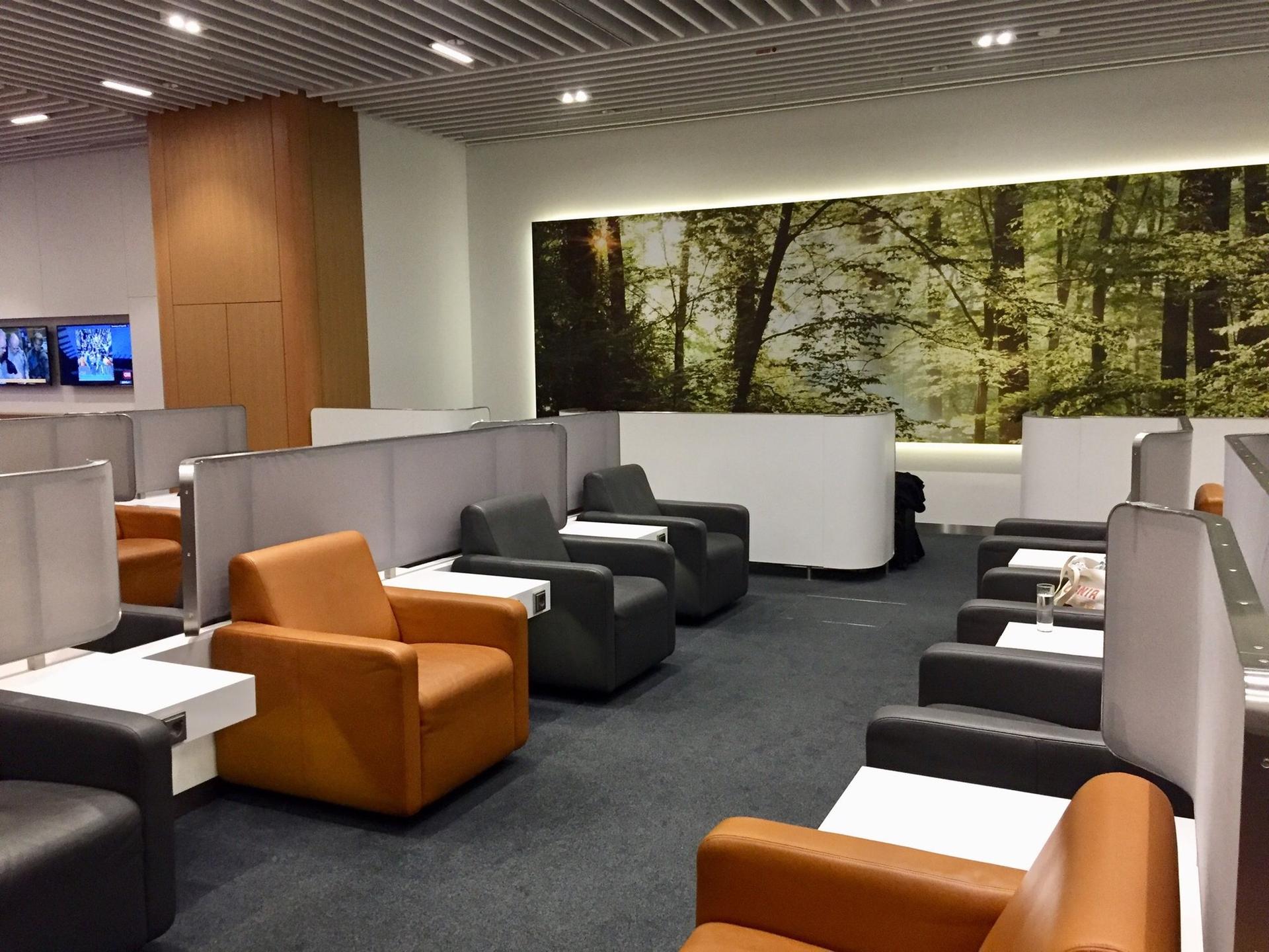 Lufthansa Business Lounge (Non-Schengen) image 22 of 34