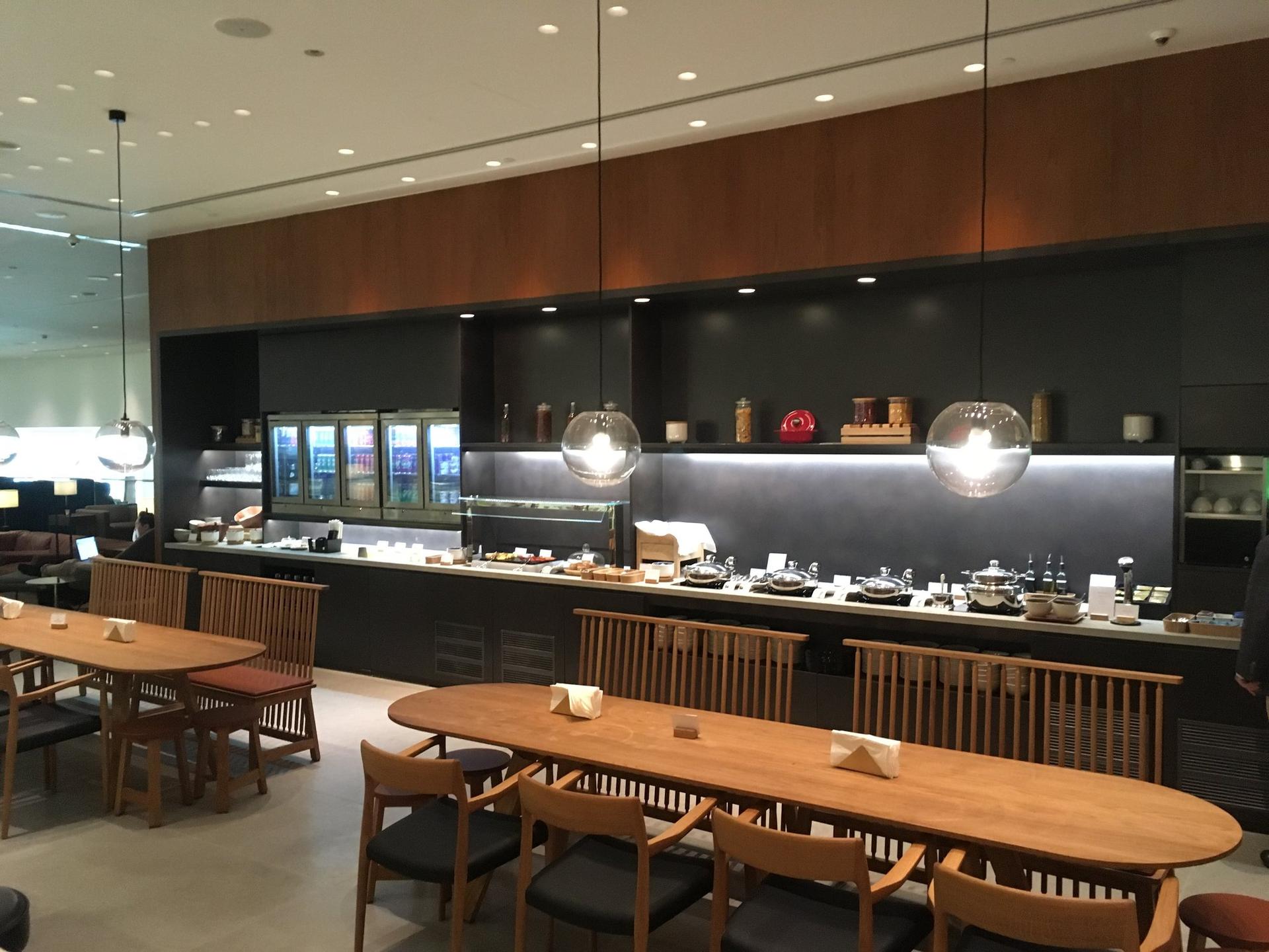 Cathay Pacific Lounge image 5 of 60
