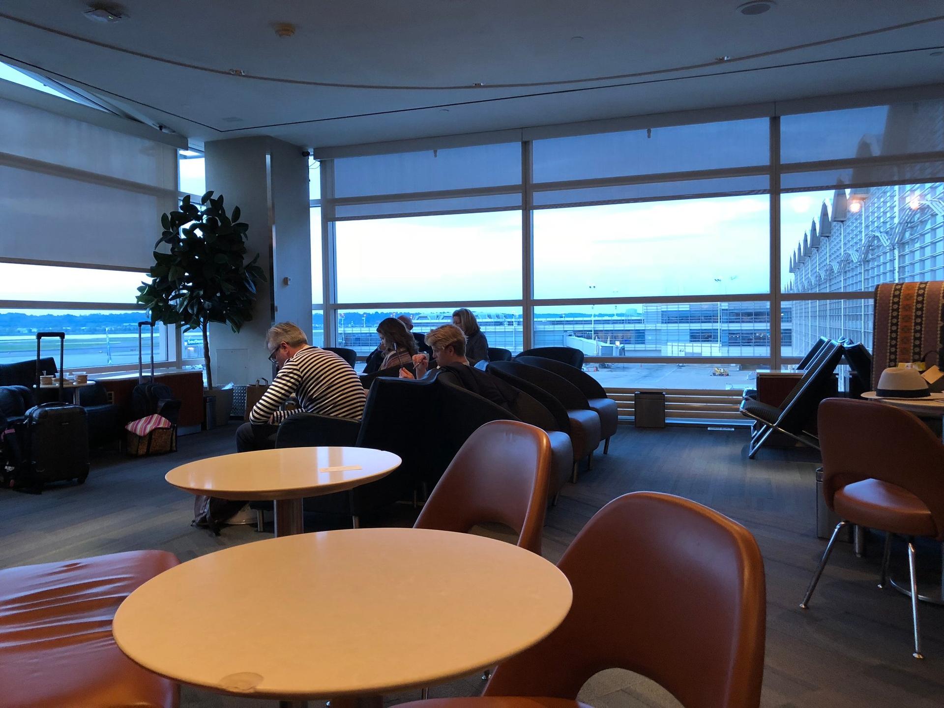 American Airlines Admirals Club image 14 of 22