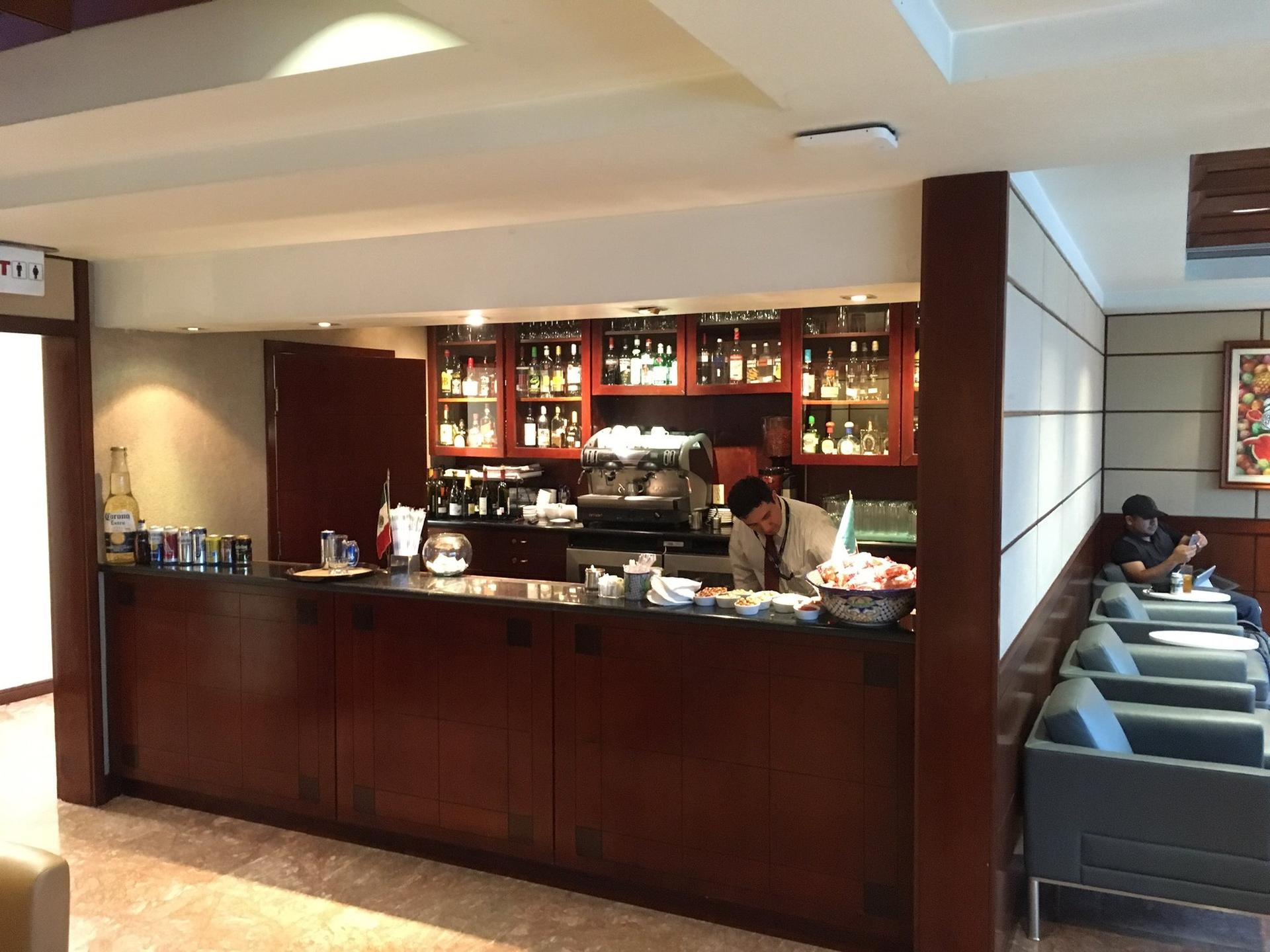 American Airlines Admirals Club image 16 of 32