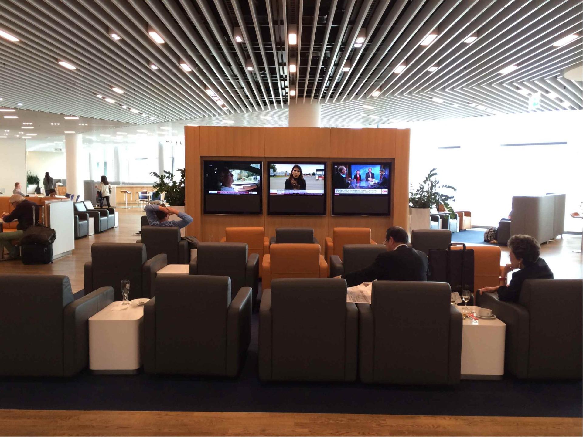 Lufthansa Business Lounge (Non-Schengen) image 5 of 14