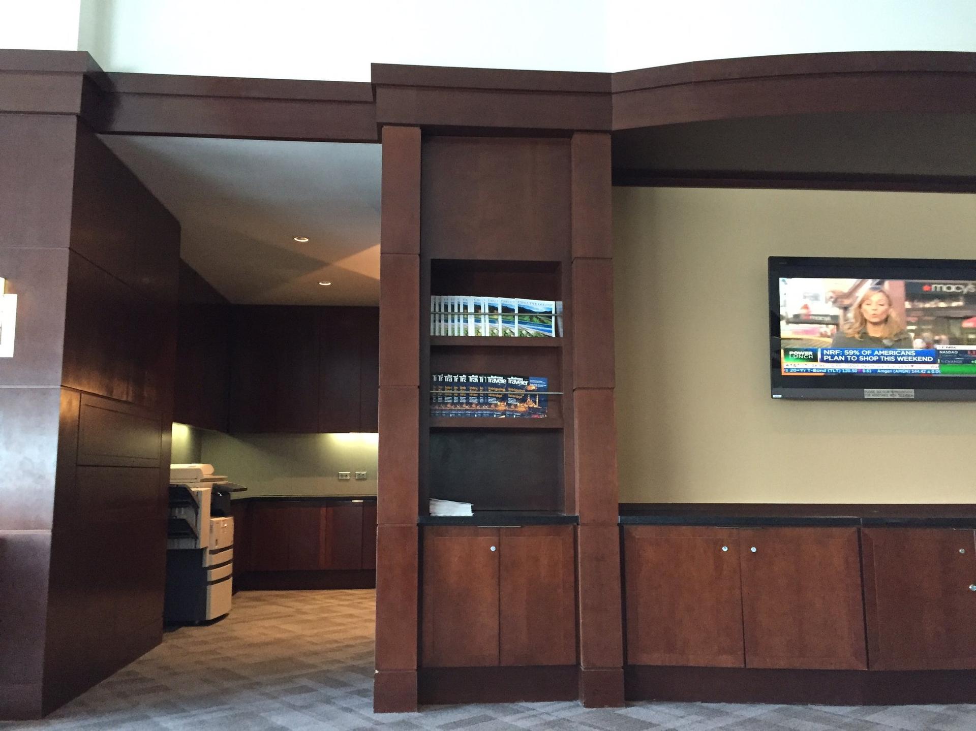 American Airlines Admirals Club image 32 of 37